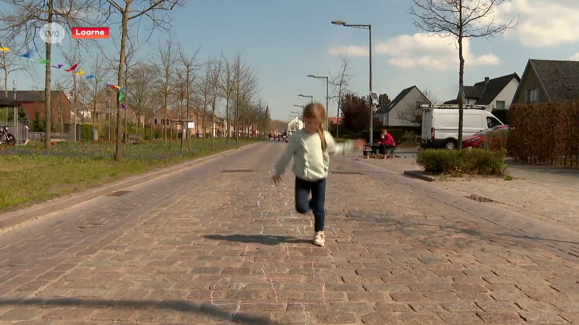 Laarne breekt wereldrecord langste hinkelspel op Buitenspeeldag: bijna twee kilometer hinkelplezier!