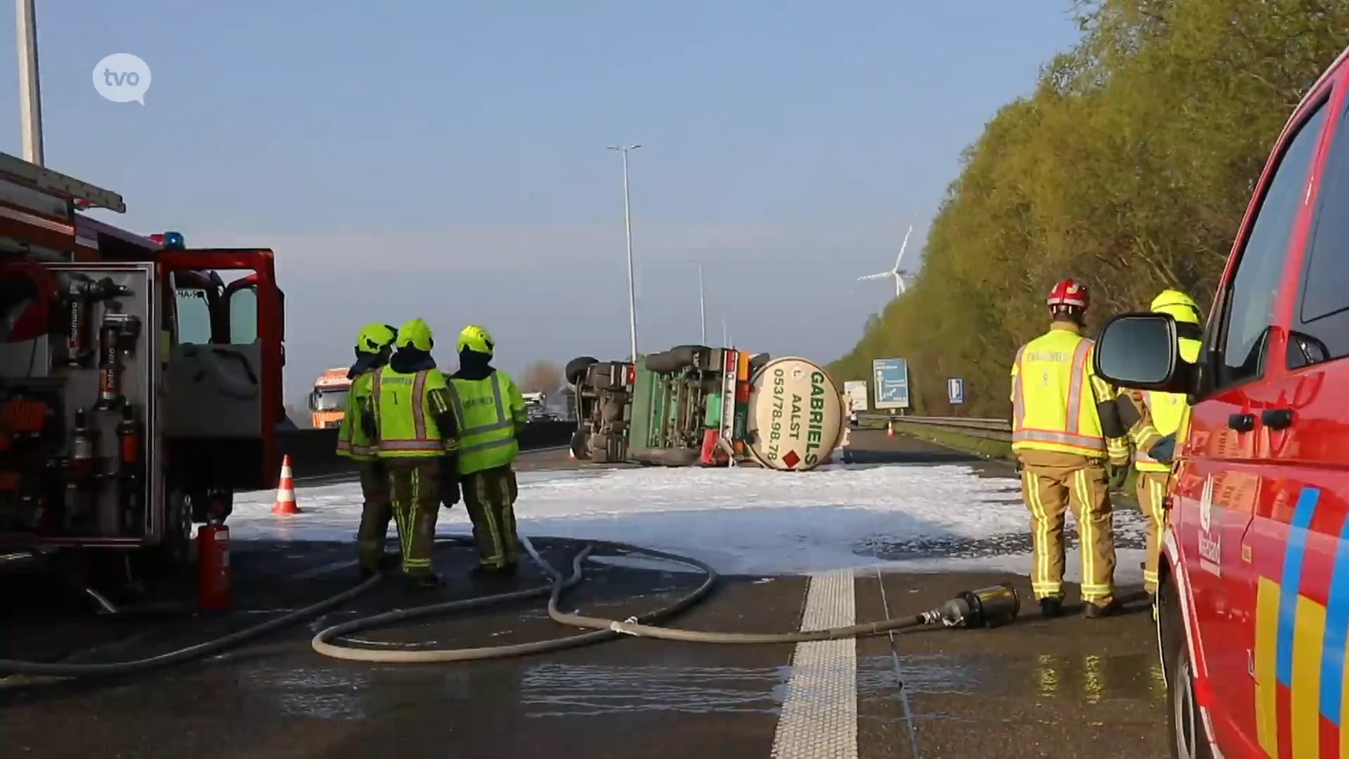 Hulpdiensten hopen voor vanavond klaar te zijn met takeling van gekantelde vrachtwagen op E17