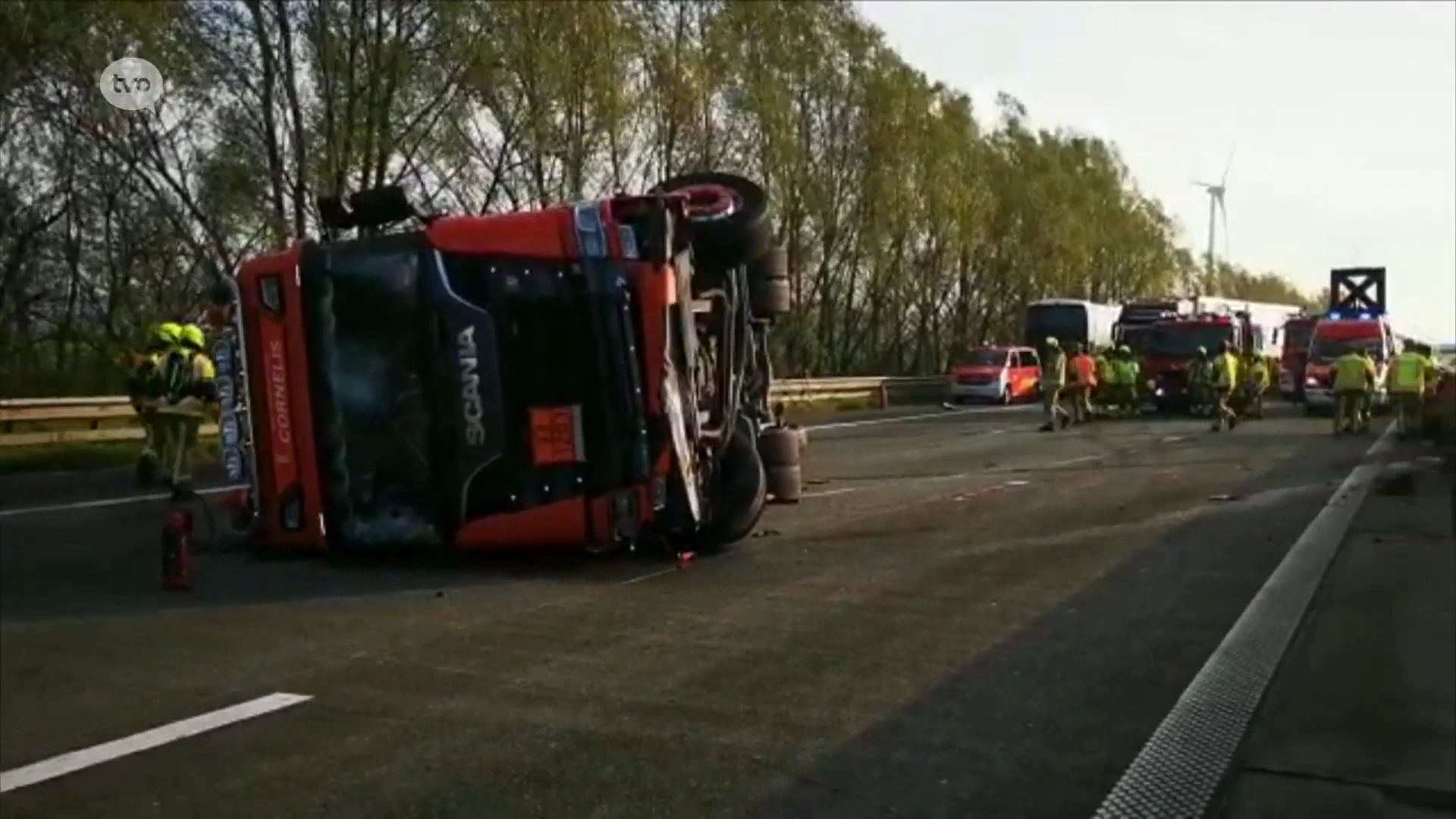 Tankwagen gekanteld op E17 in Haasdonk, wellicht nog uren hinder