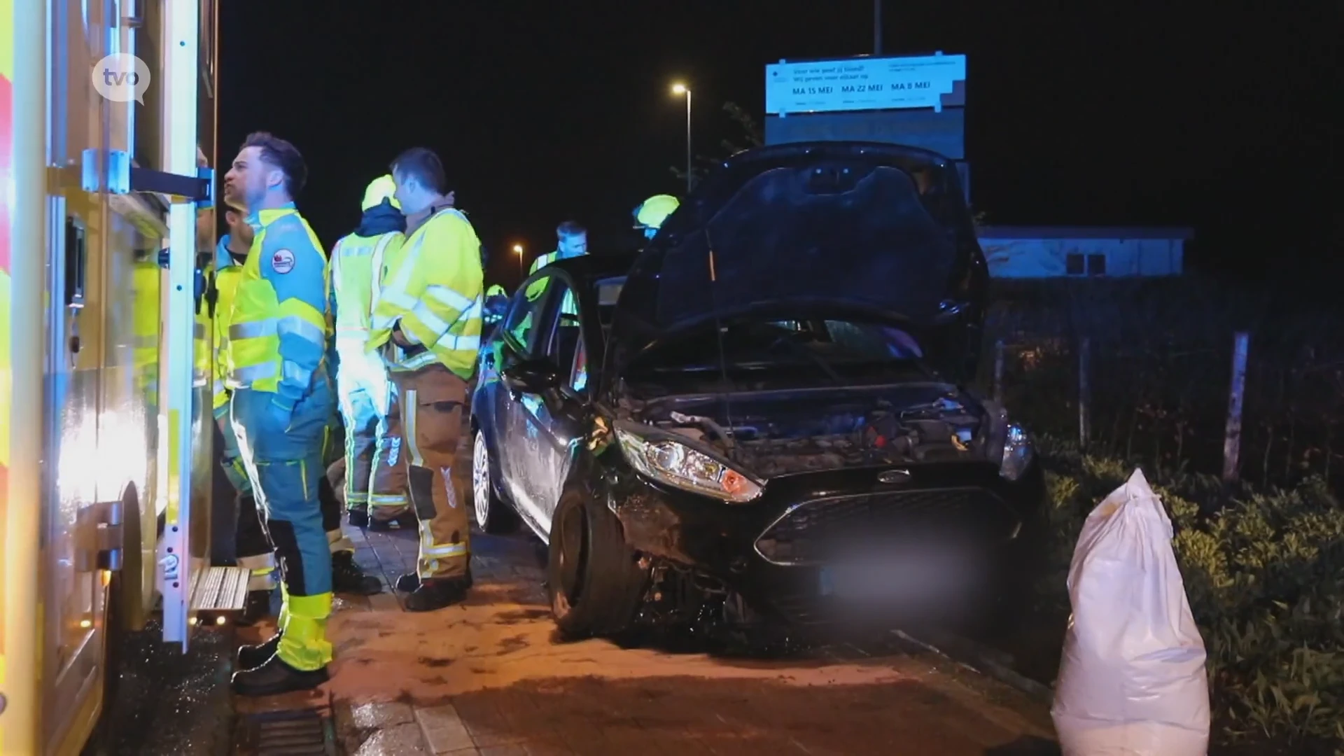 Stekene: bestuurster onder invloed vliegt met auto over rotonde