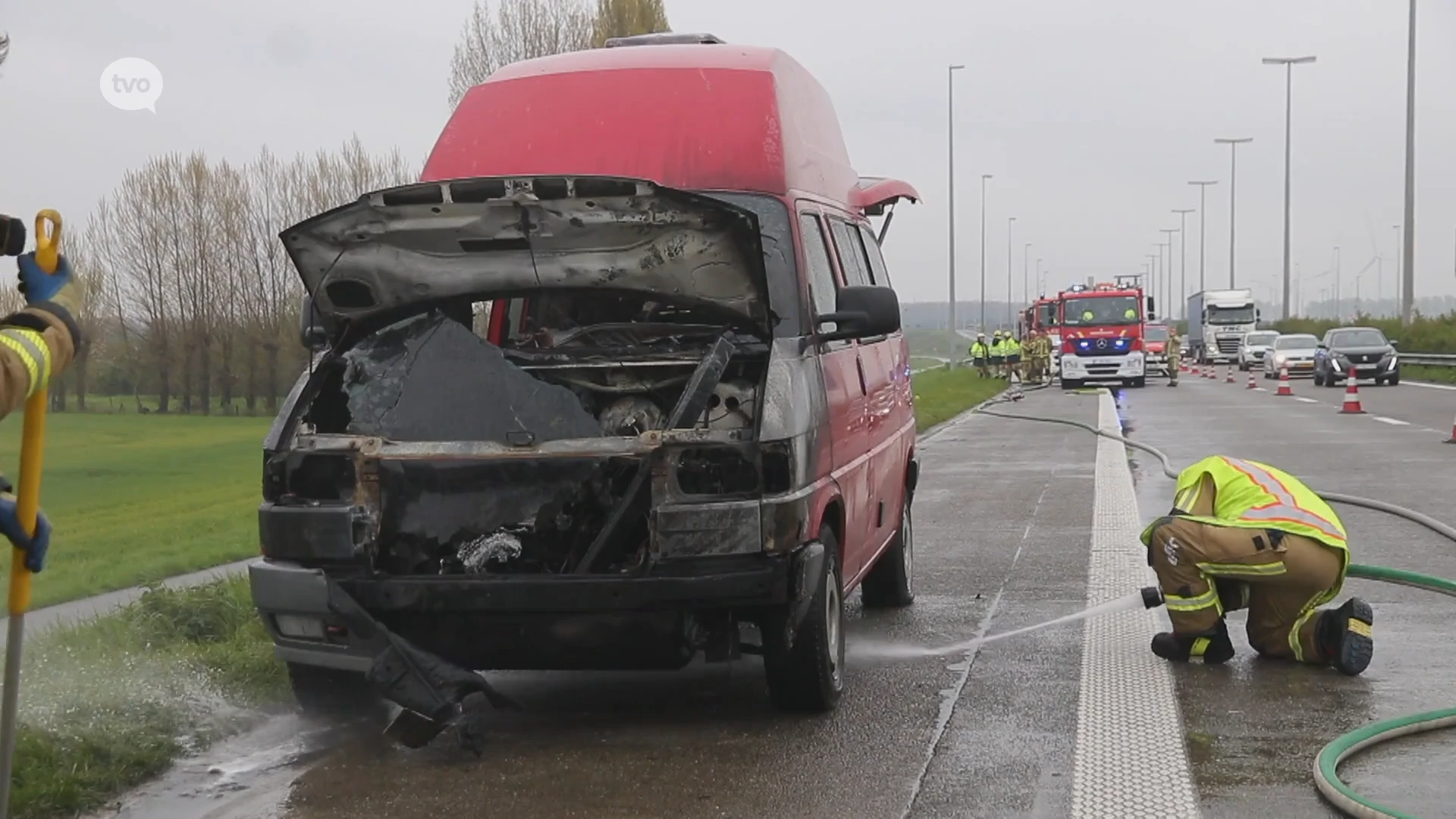 Vakantie van Nederlands koppel eindigt abrupt op E34 nadat busje vuur vat