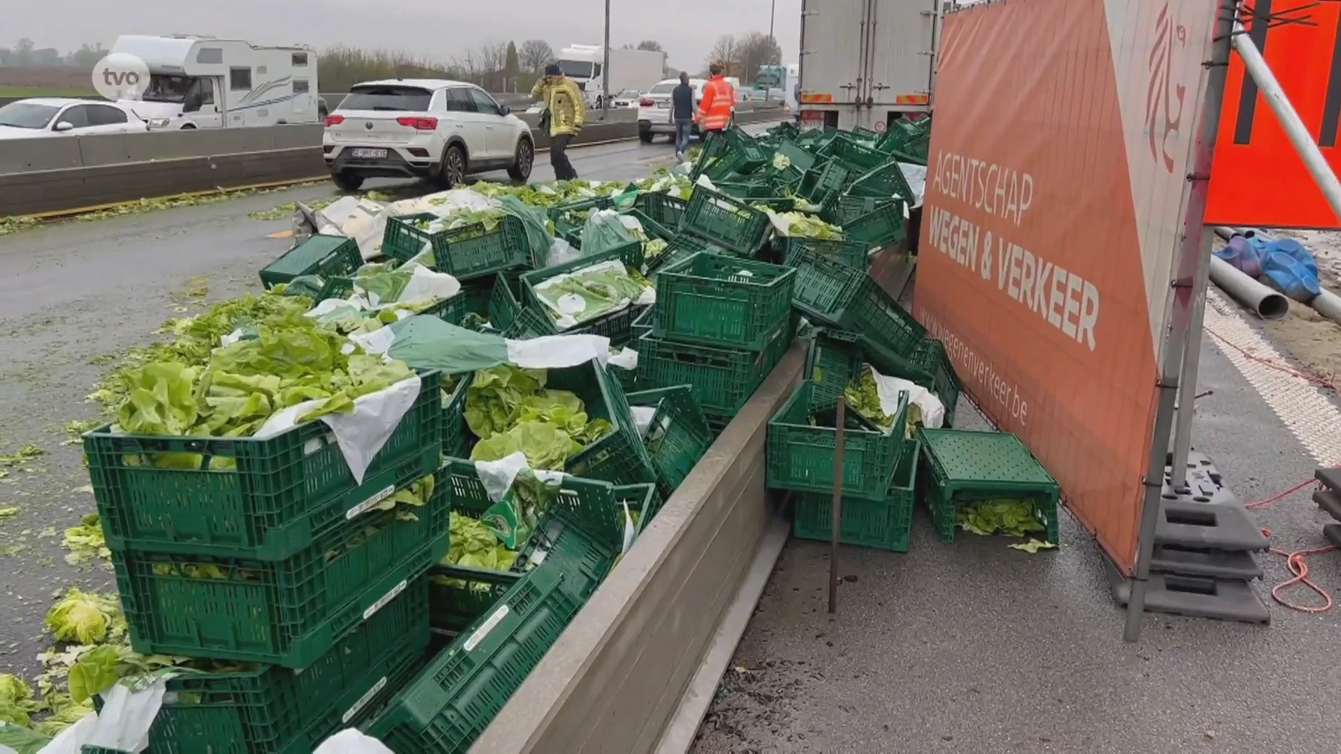 Vrachtwagen verliest lading sla op E40 in Erpe-Mere