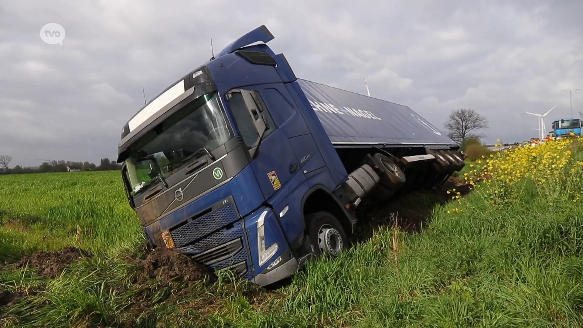 Truckchauffeur stelt al rijdend GPS in en belandt in gracht naast E17