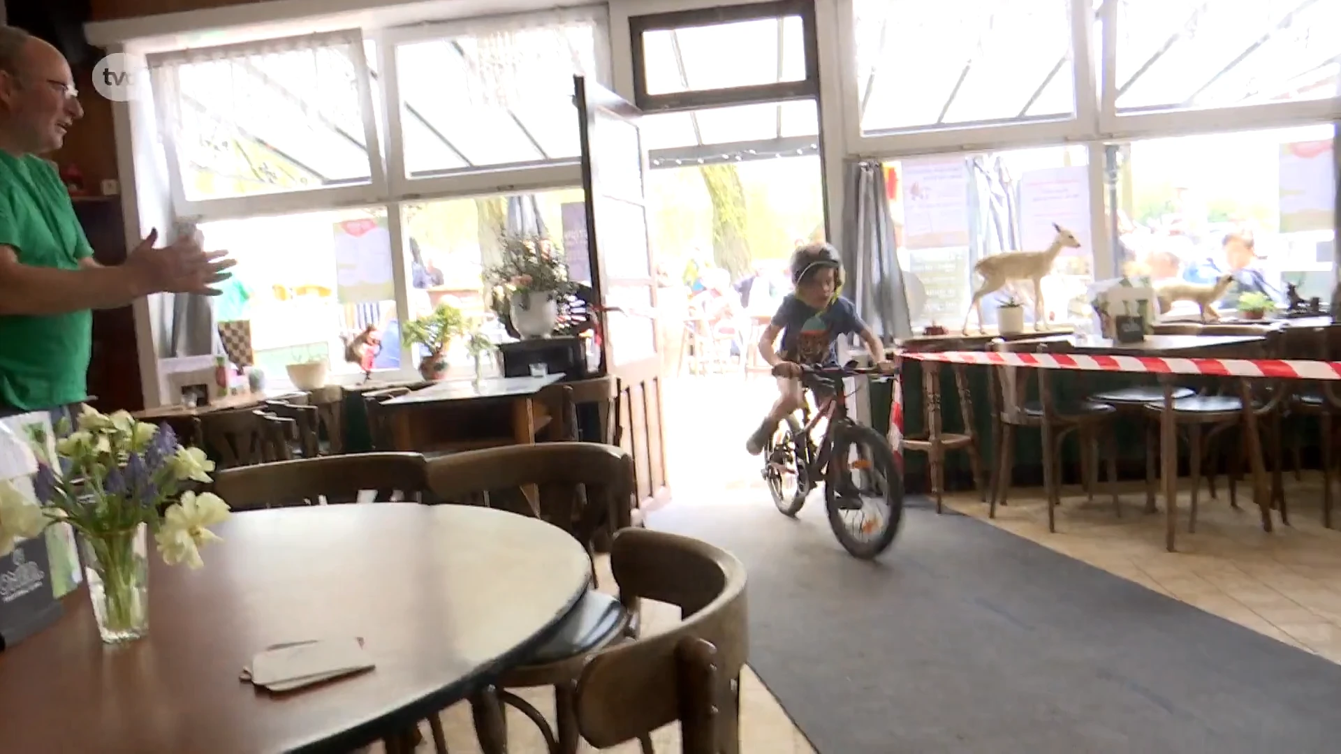 Café Bij Stinne in Meldert viert tiende verjaardag met cyclocross... dwars door de kroeg!