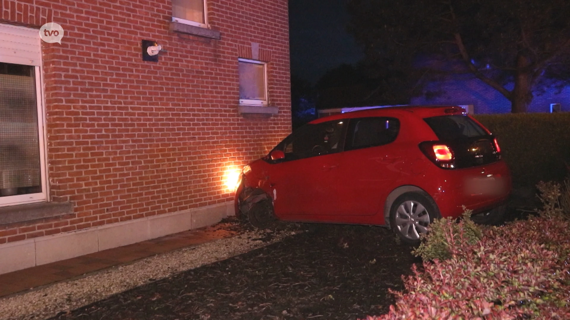 Auto tegen gevel na aanrijding met tegenligger in Lokeren