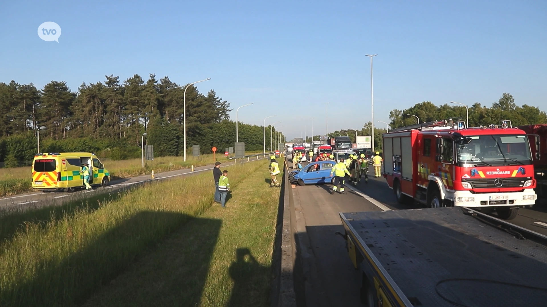 Auto rijdt tegen vrachtwagen op E17 in Waasmunster, file tot in Lokeren