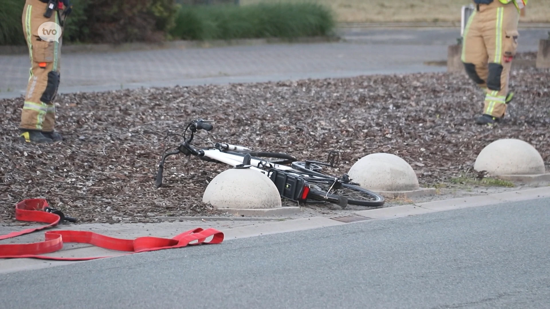 Man valt met elektrische fiets op weg naar werk en verkeert in levensgevaar