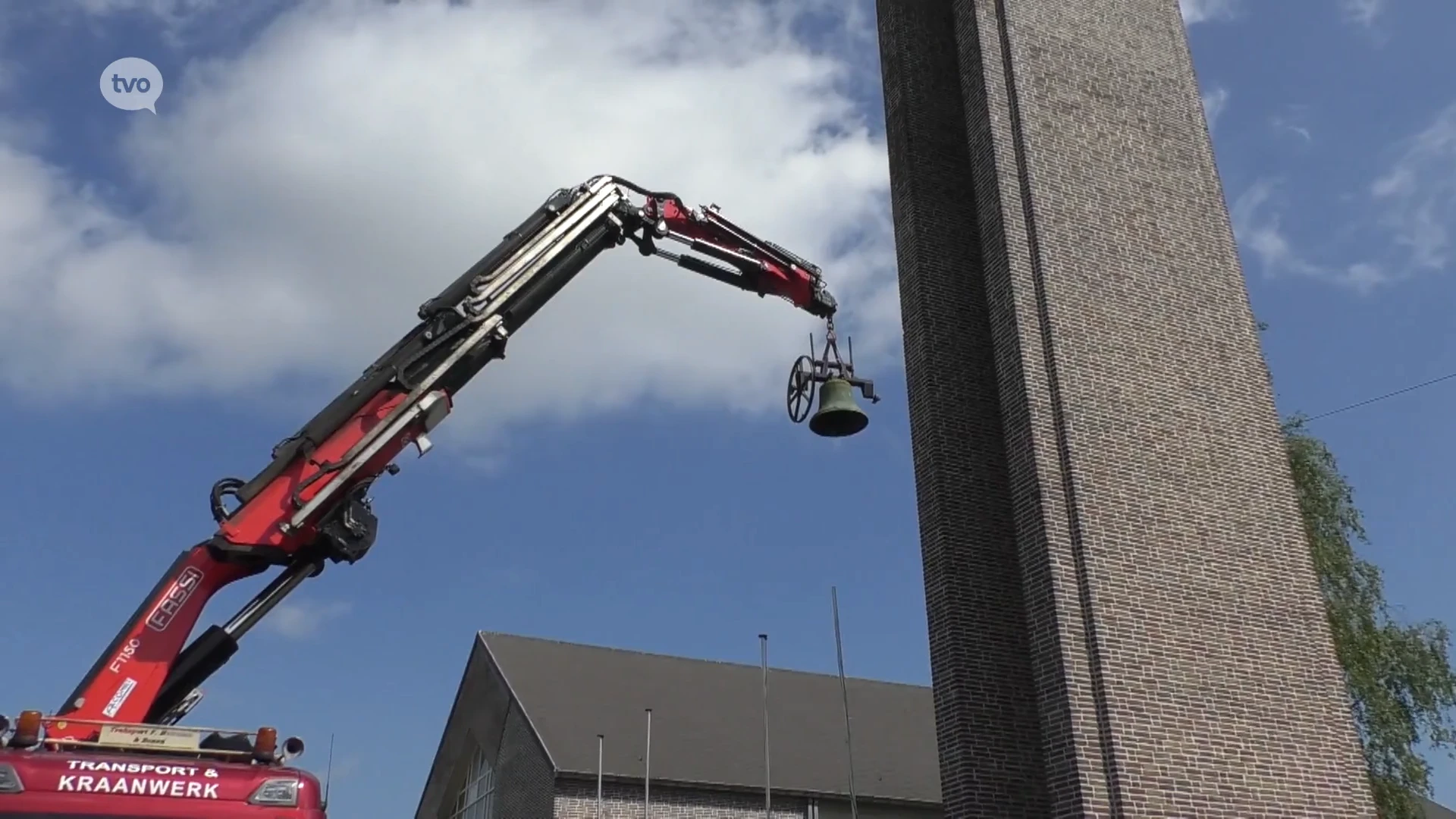 Gigantische kraan verwijdert klokken van kerk van 't Keur in Dendermonde