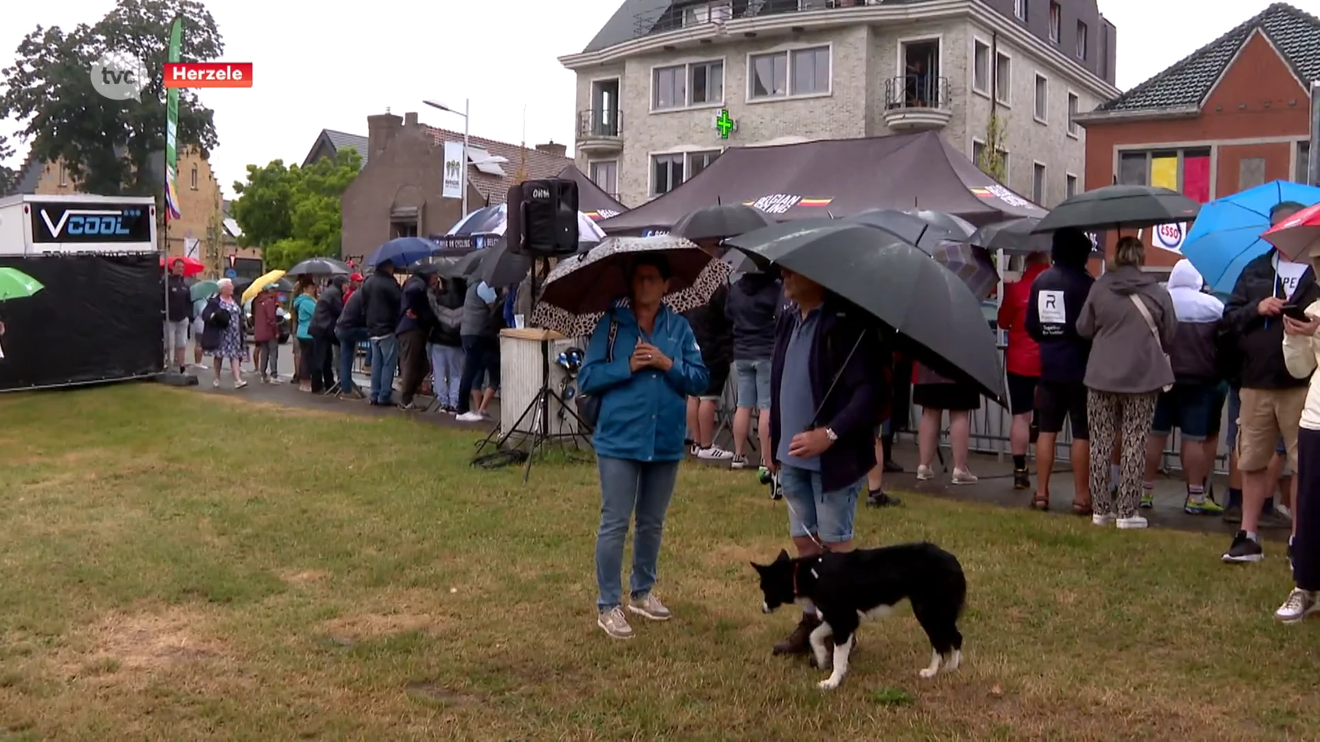 Supporters op BK Tijdrijden in Herzele: 'Heel jammer dat het zo aan het regenen is, voor de renners"