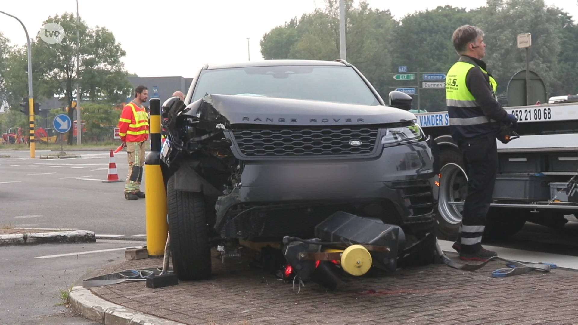 Bestuurder knalt met auto tegen verkeerslicht in Zele