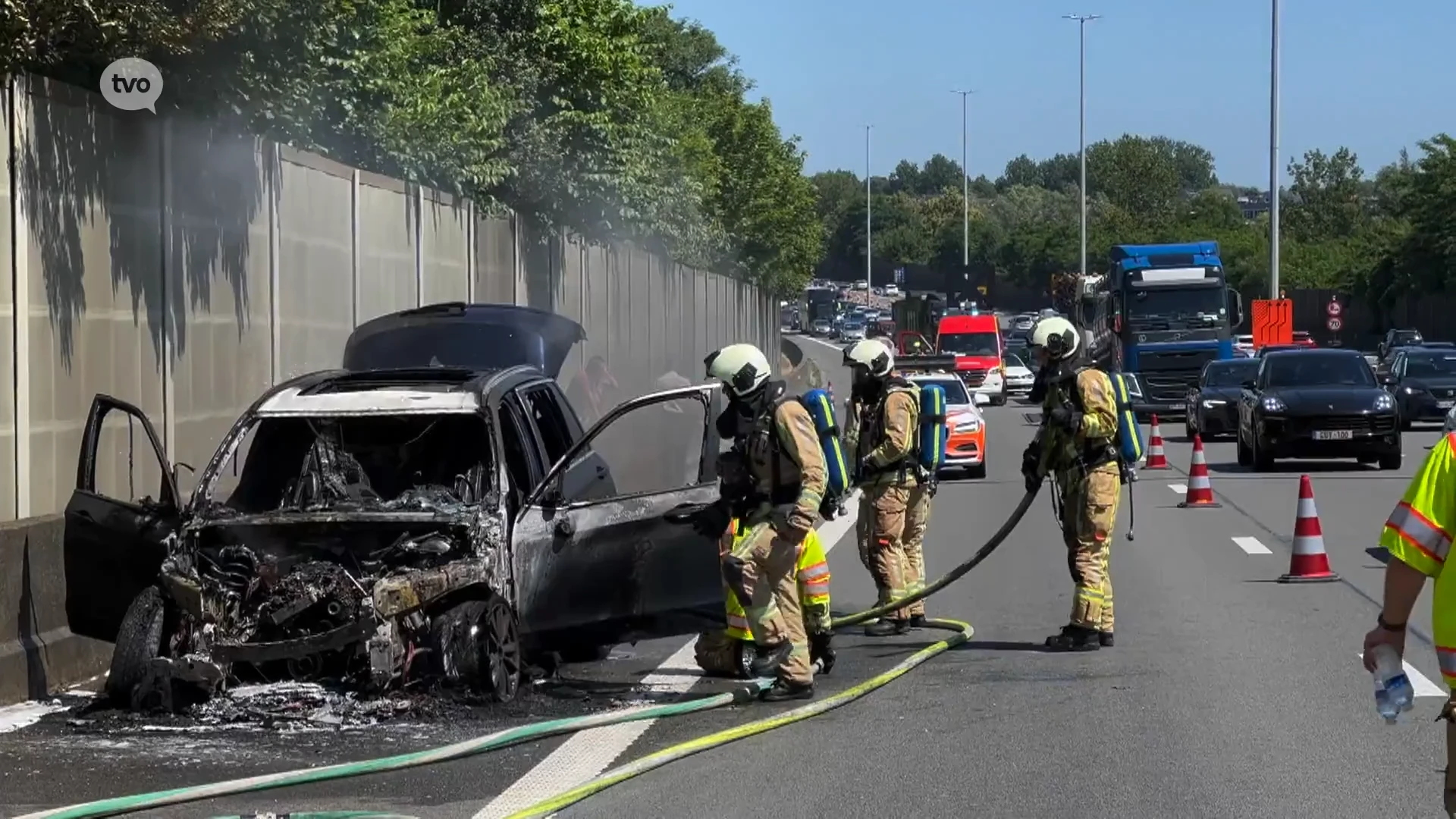 Wagen volledig uitgebrand op E40 richting kust in Erpe-Mere