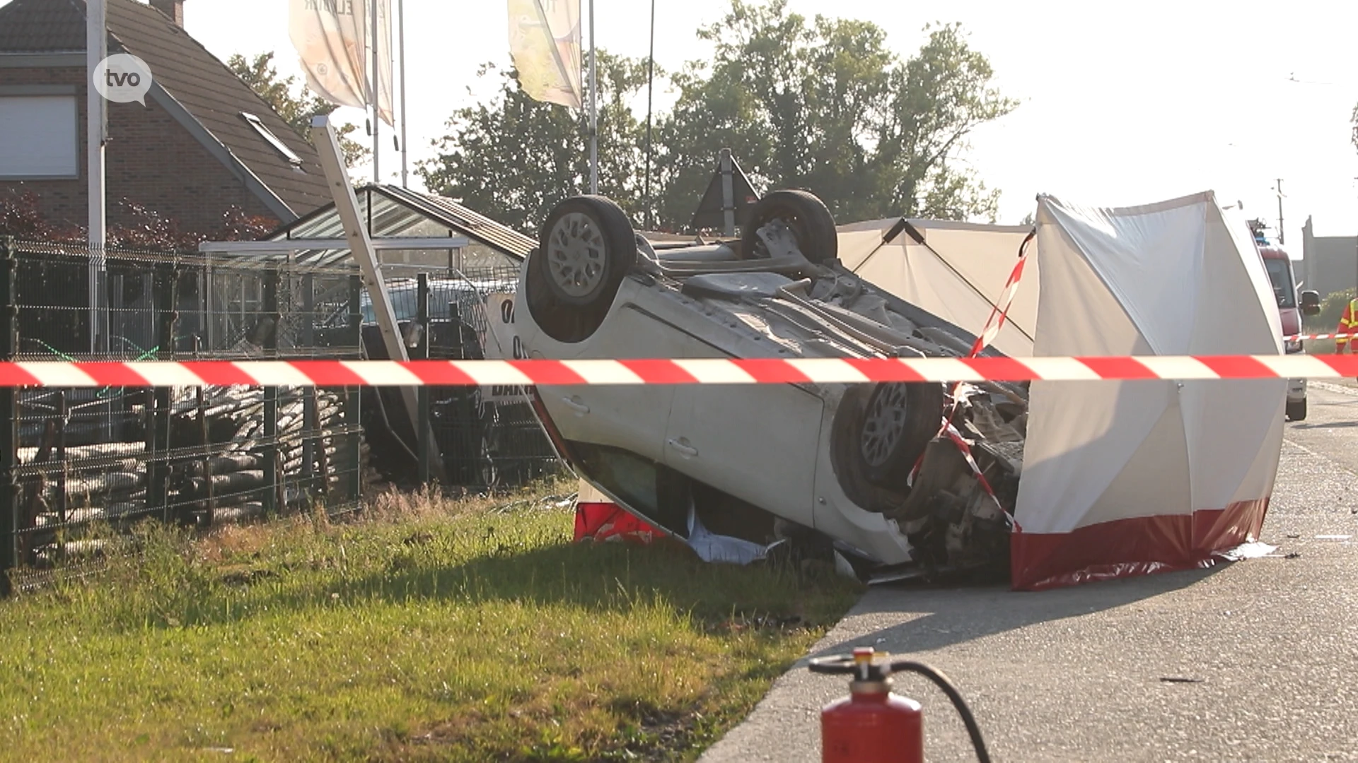 Auto over de kop in Lokeren, bestuurder overleeft de klap niet