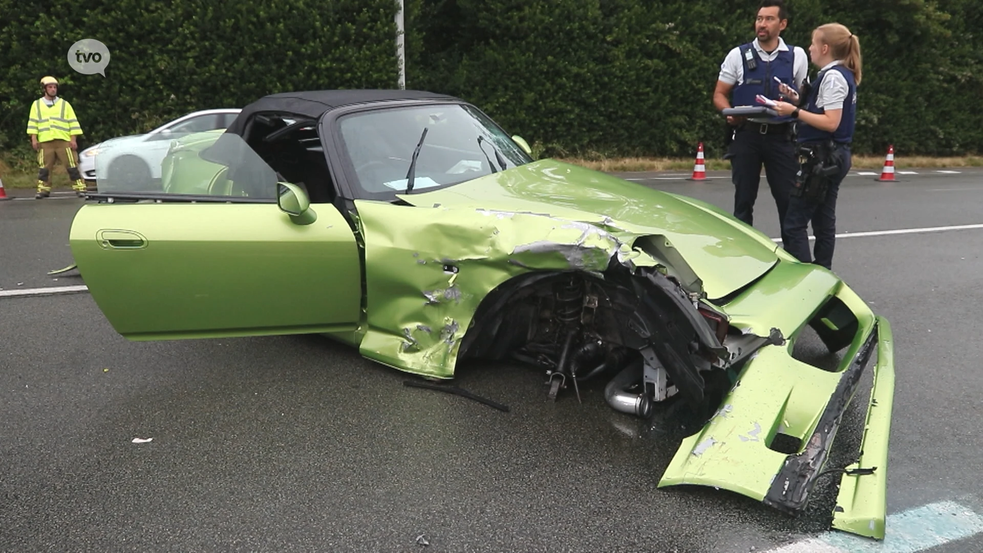 3 gewonden nadat sportwagen slipt en frontaal knalt tegen tegenligger in Sint-Niklaas