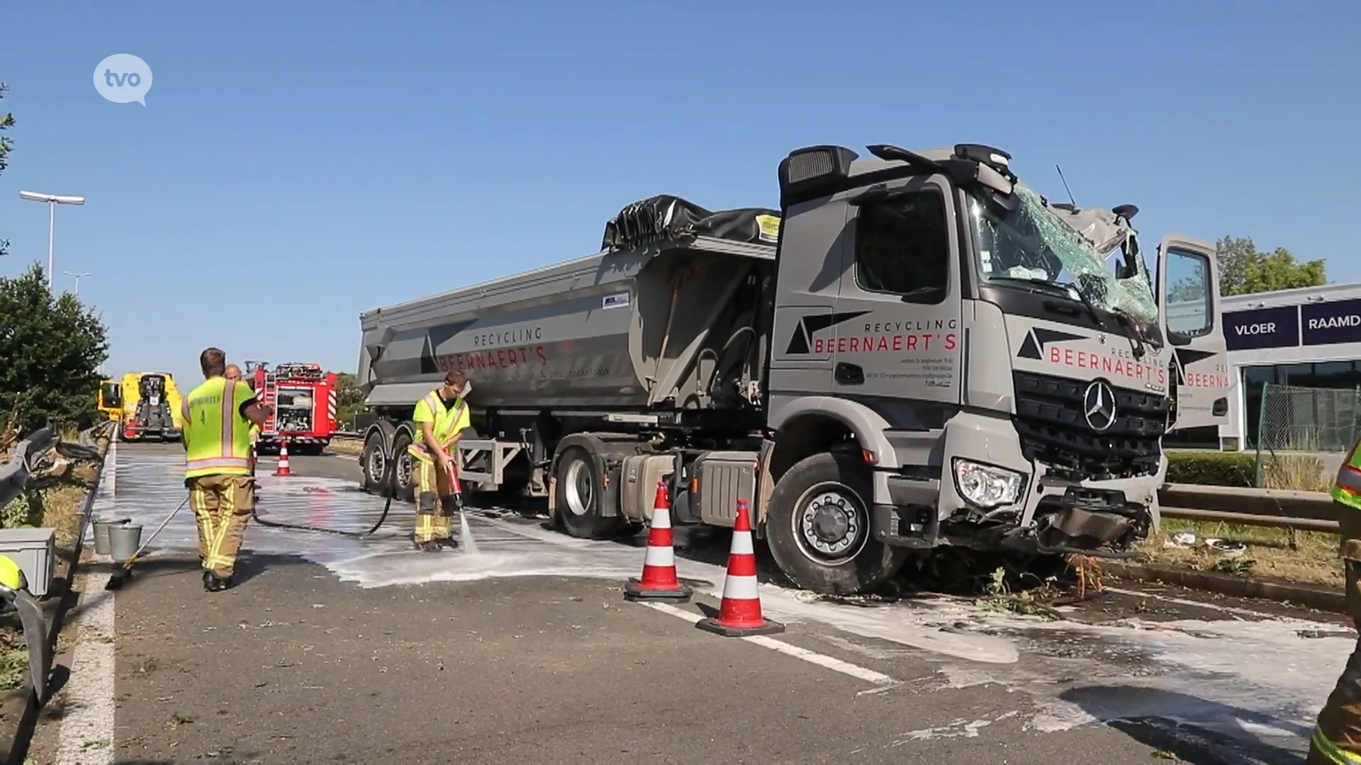 Vrachtwagen door middenberm N16 in Temse, chauffeur blaast licht positief
