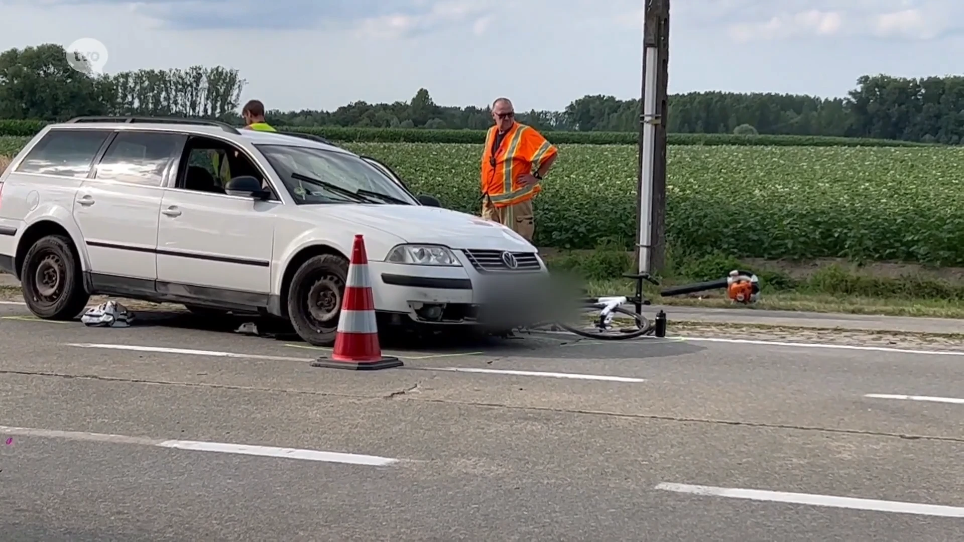 Erpe-Mere: fietser lichtgewond nadat auto tegen boom knalt