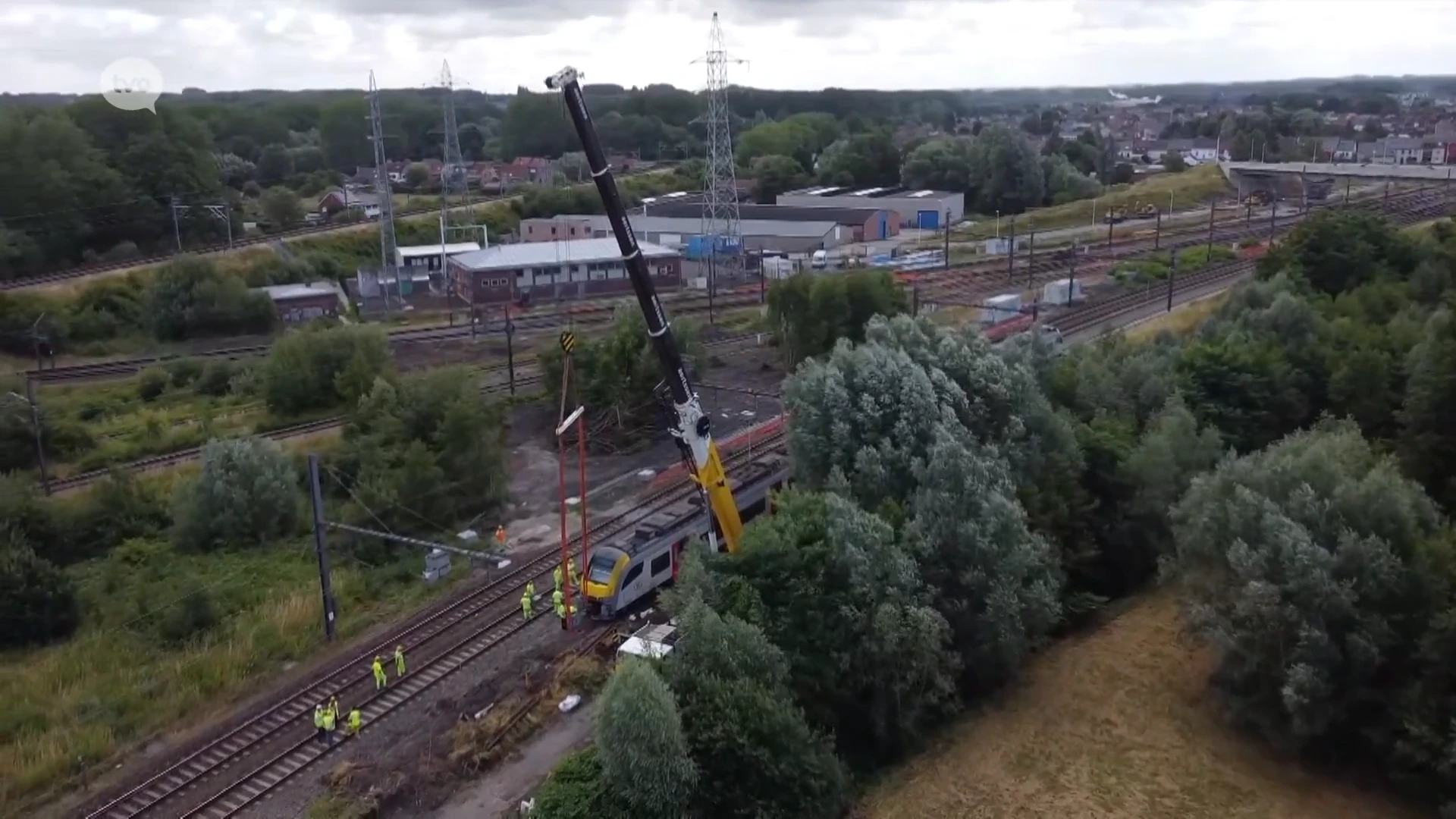 Treinverkeer Denderleeuw is hersteld, kraan takelt ontspoorde trein weer op de rails