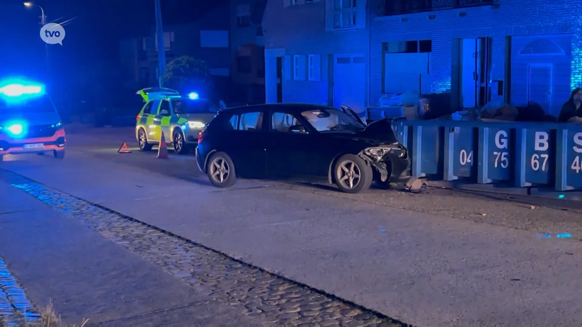 Sint-Lievens-Houtem: wagen knalt tegen container, twee gewonden