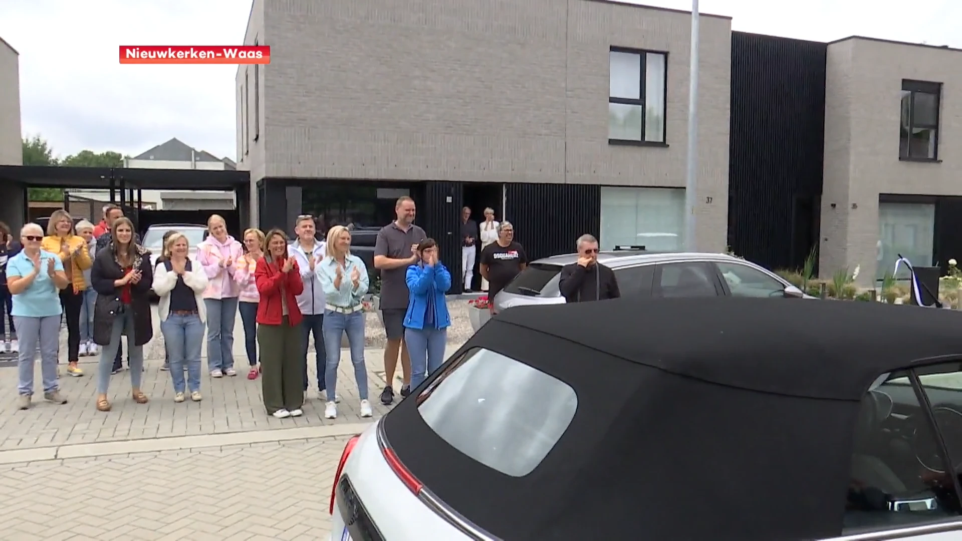 Colonne van dertig Mini's verrast kankerpatiënte Natalie: "We gingen gewoon een toertje rijden, maar dan zie ik dit..."