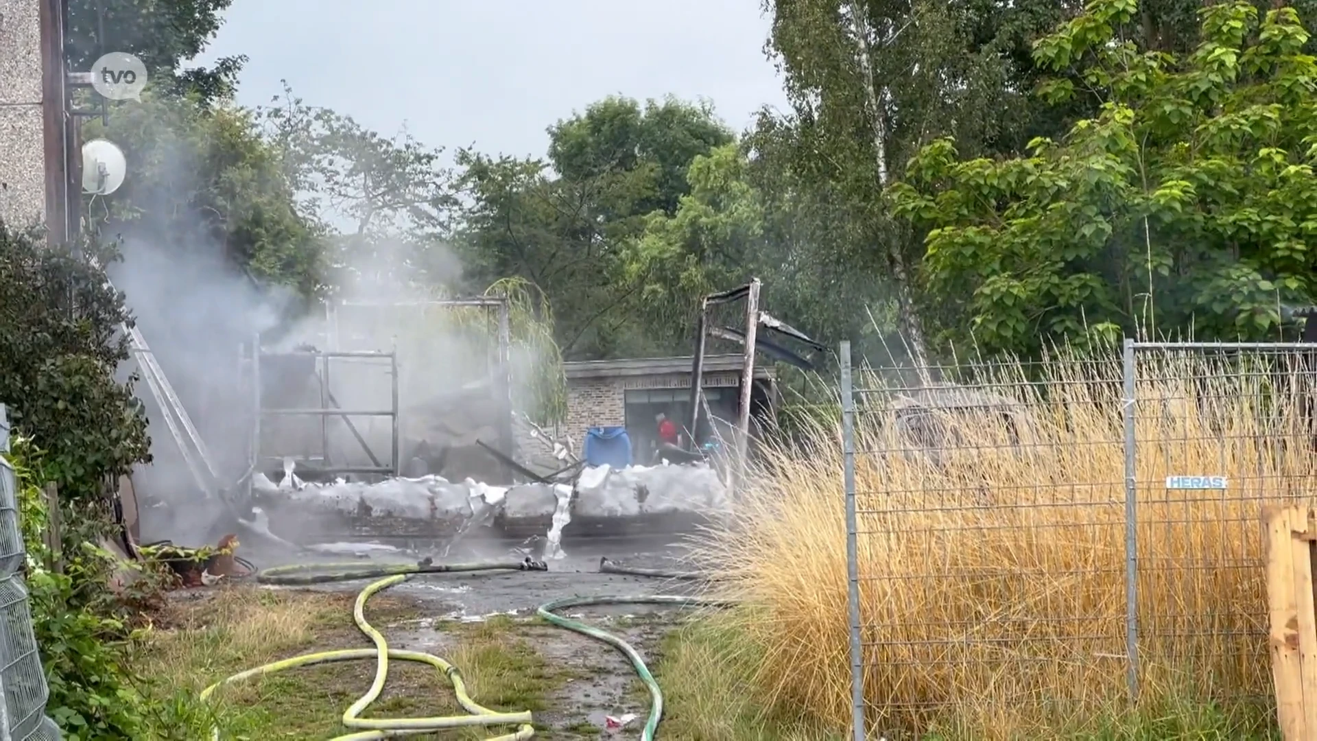 Hevige brand in loods met kermiswagen in Oordegem