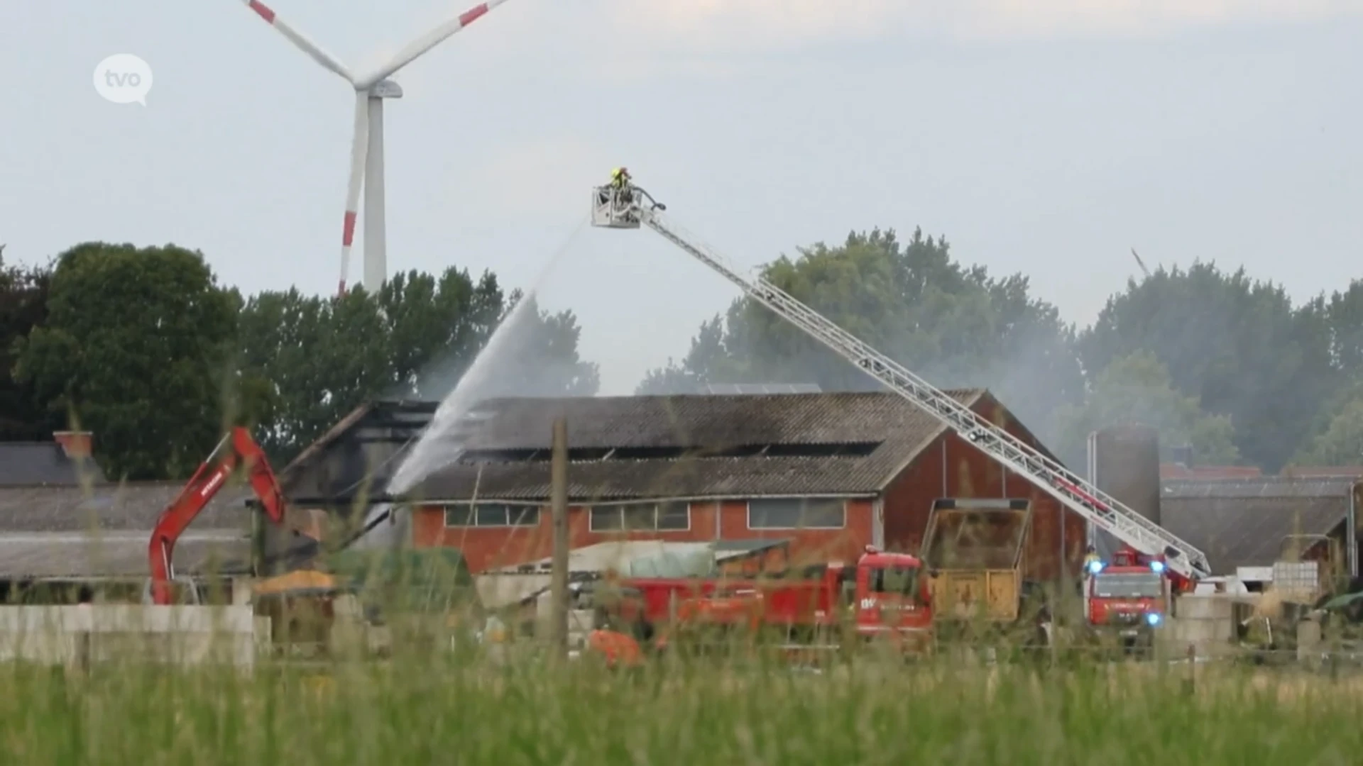 Schuur vol hooi en hout brandt uit in Kruibeke