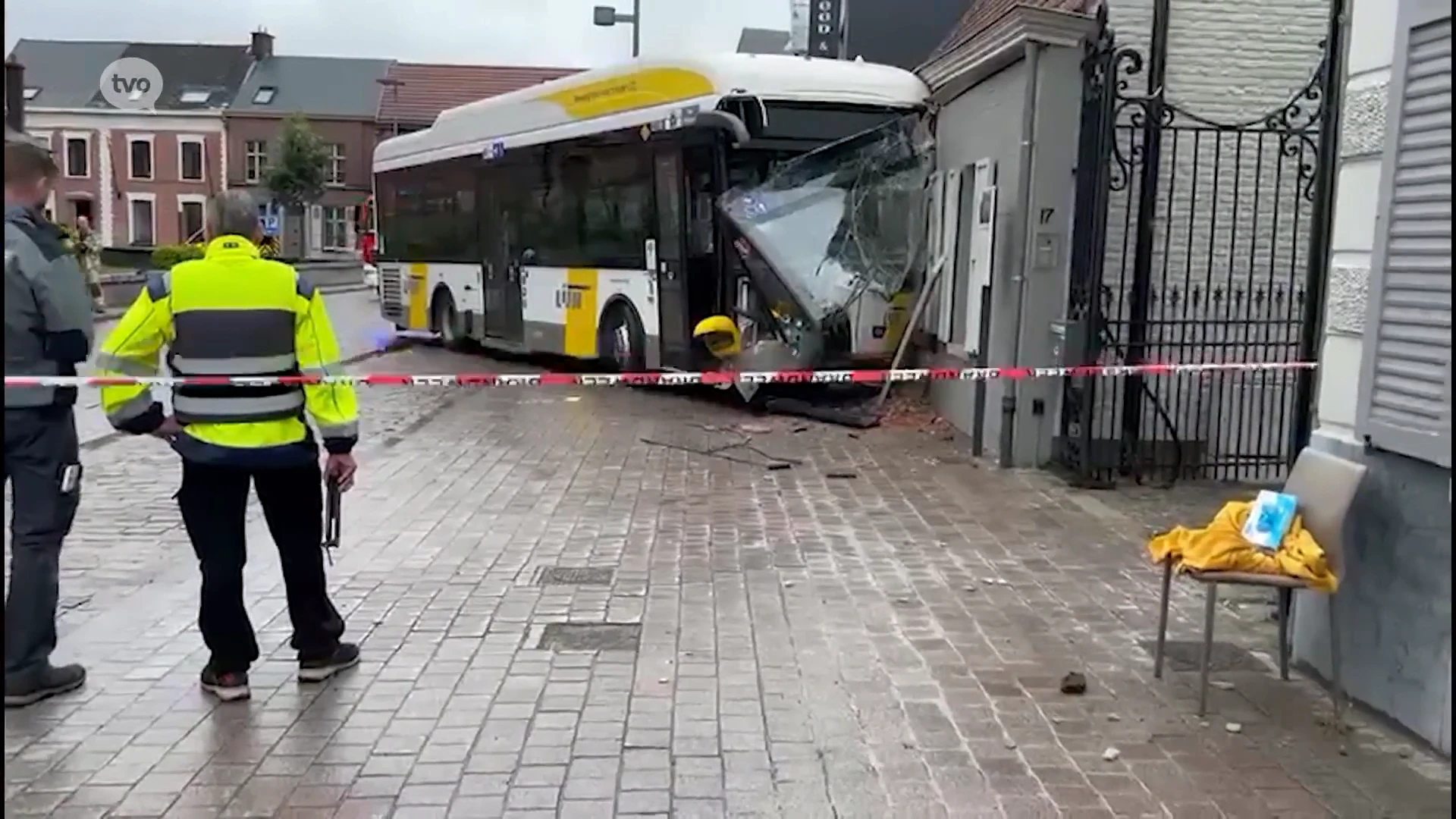 Lijnbus rijdt tegen woning in Laarne: dorp volledig afgesloten