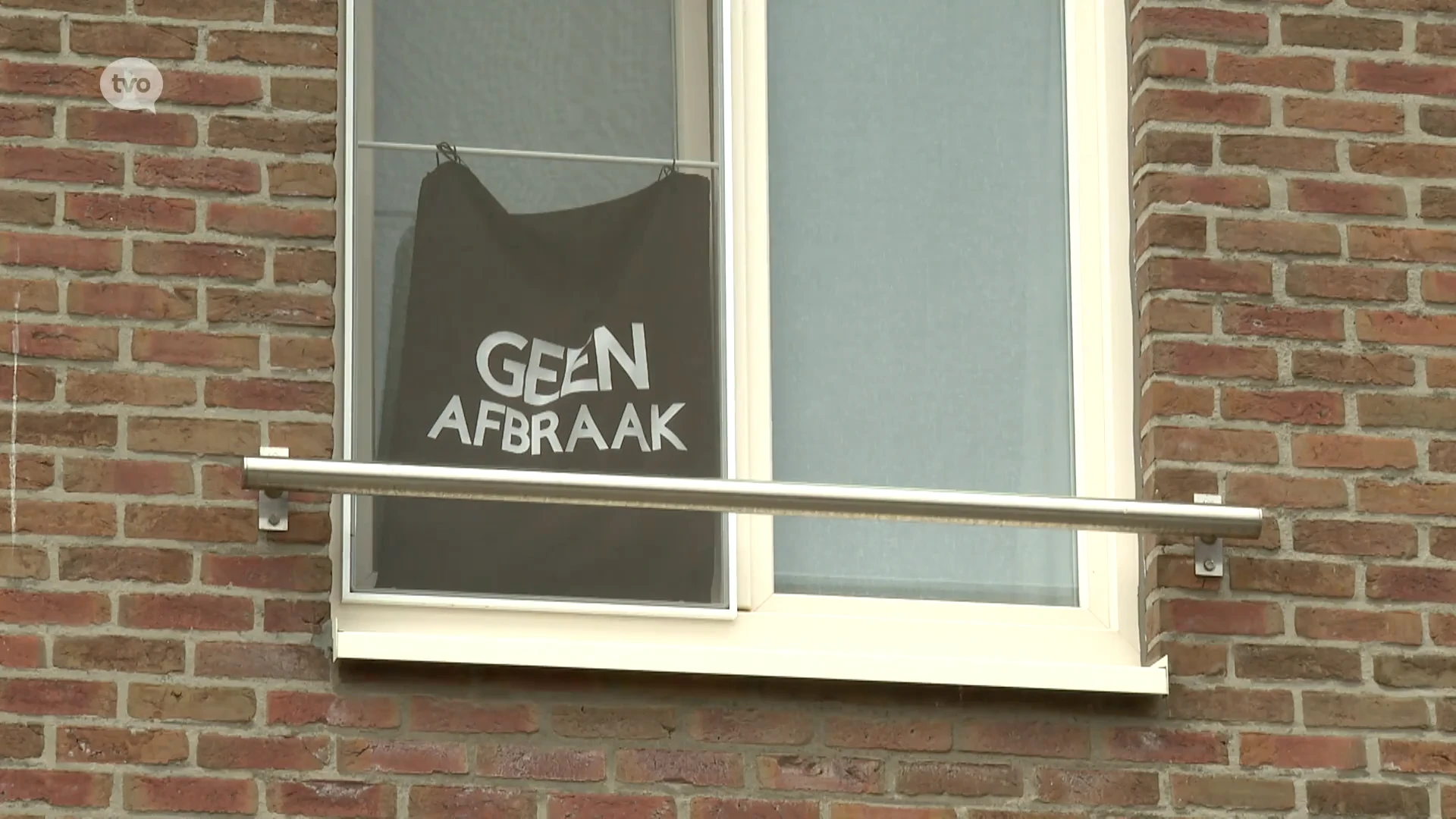 Zwarte spandoeken in sociale woonwijk in Zele tegen afbraak: "Ik zie het niet zitten om twee keer te verhuizen"