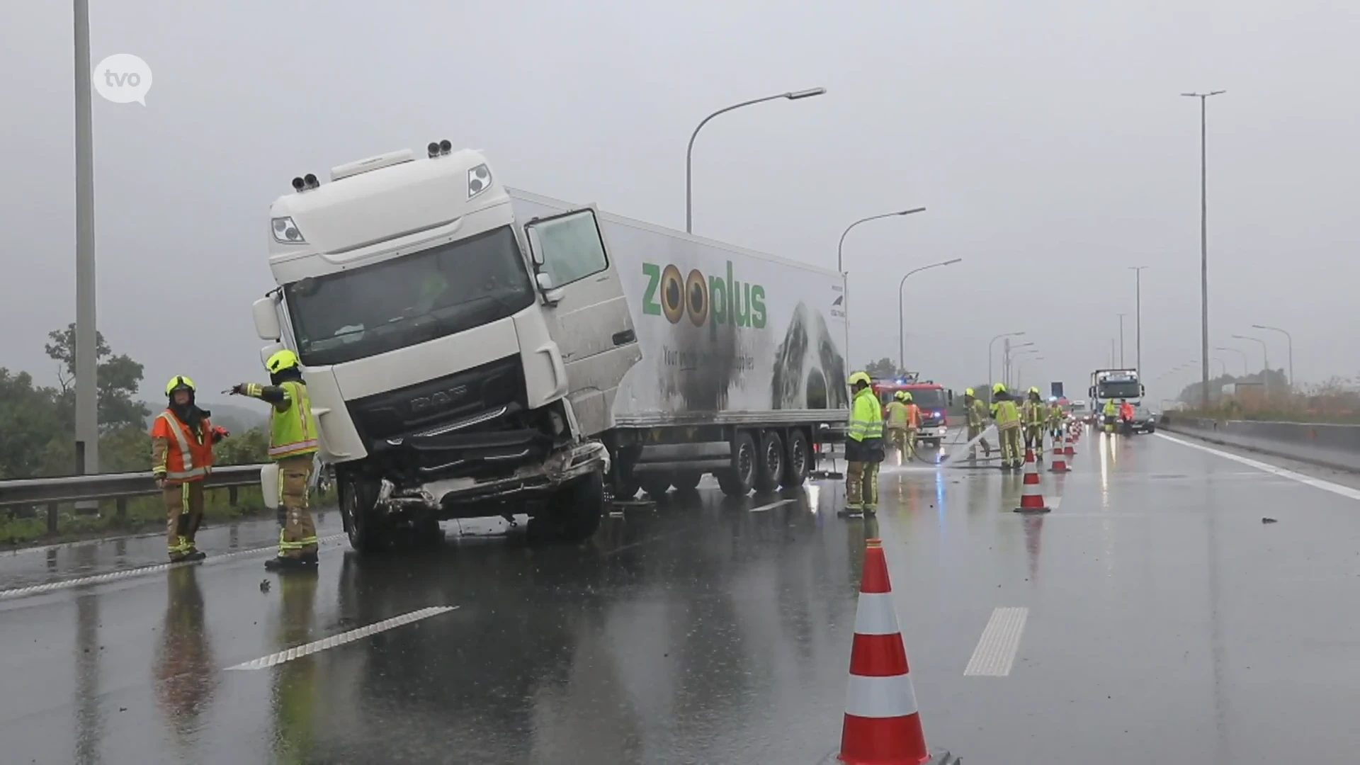 Zware verkeershinder nadat truck in striemende regen in schaar slipt op E17