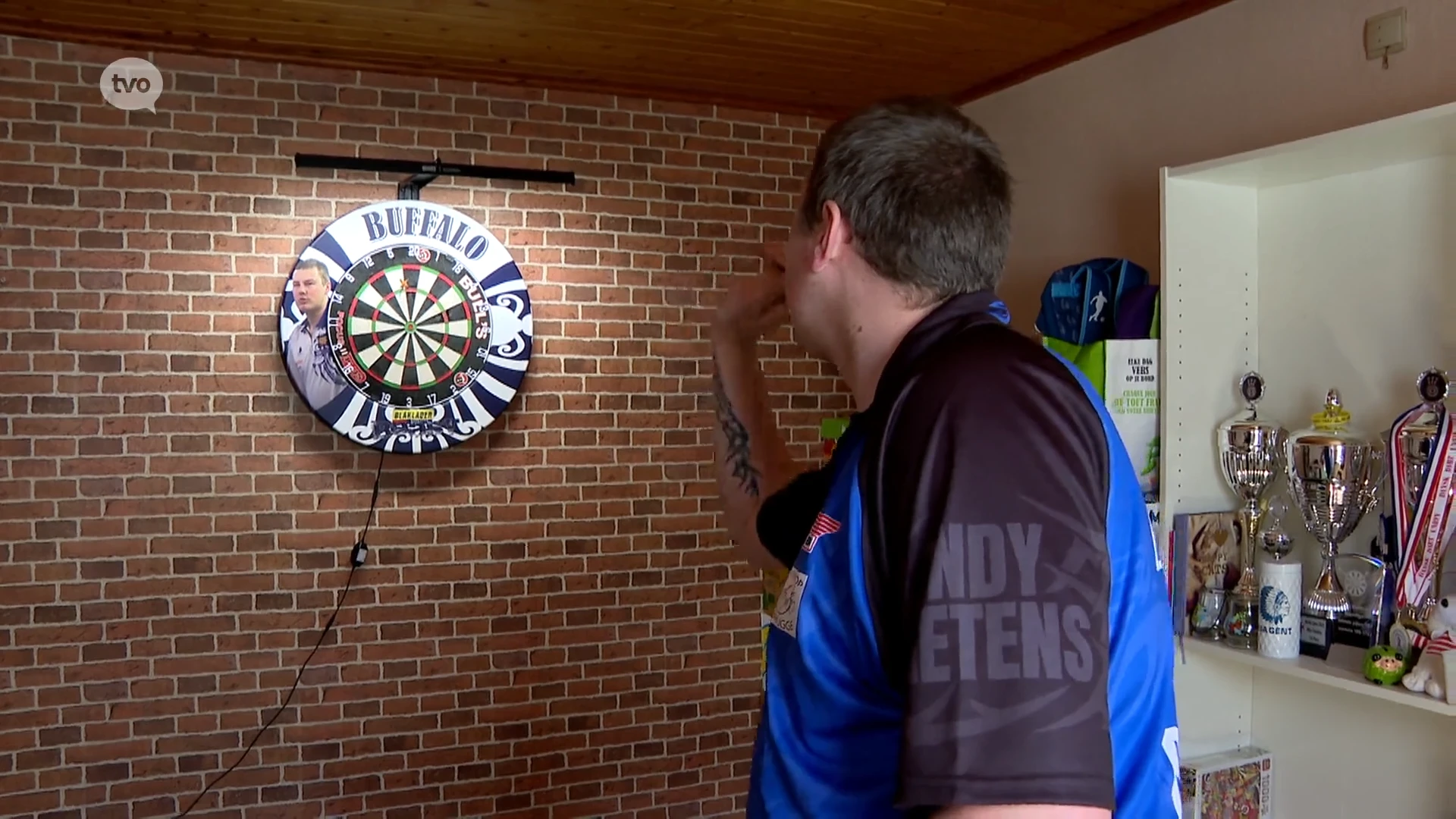 Andy Baetens tekent sponsorcontract bij Nederlandse dartsfabrikant Bull's NL