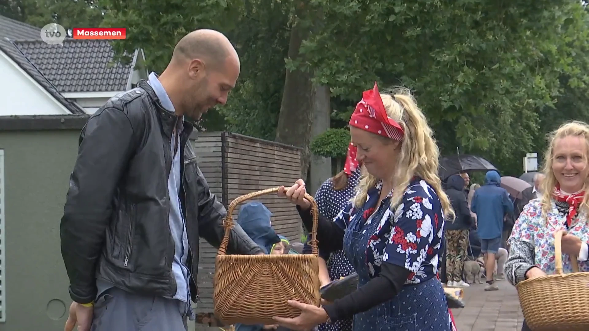 Regenweer houdt bezoekers weg van Waterfeesten, toeschouwers wél op post bij Oogststoet in Massemen