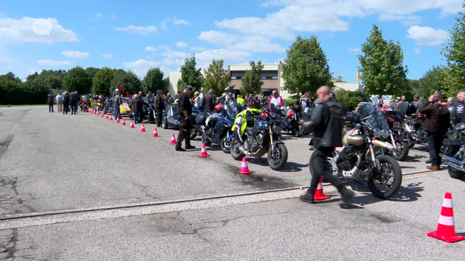 Honderden motorrijders protesteren tegen verplichte keuring van hun voertuigen