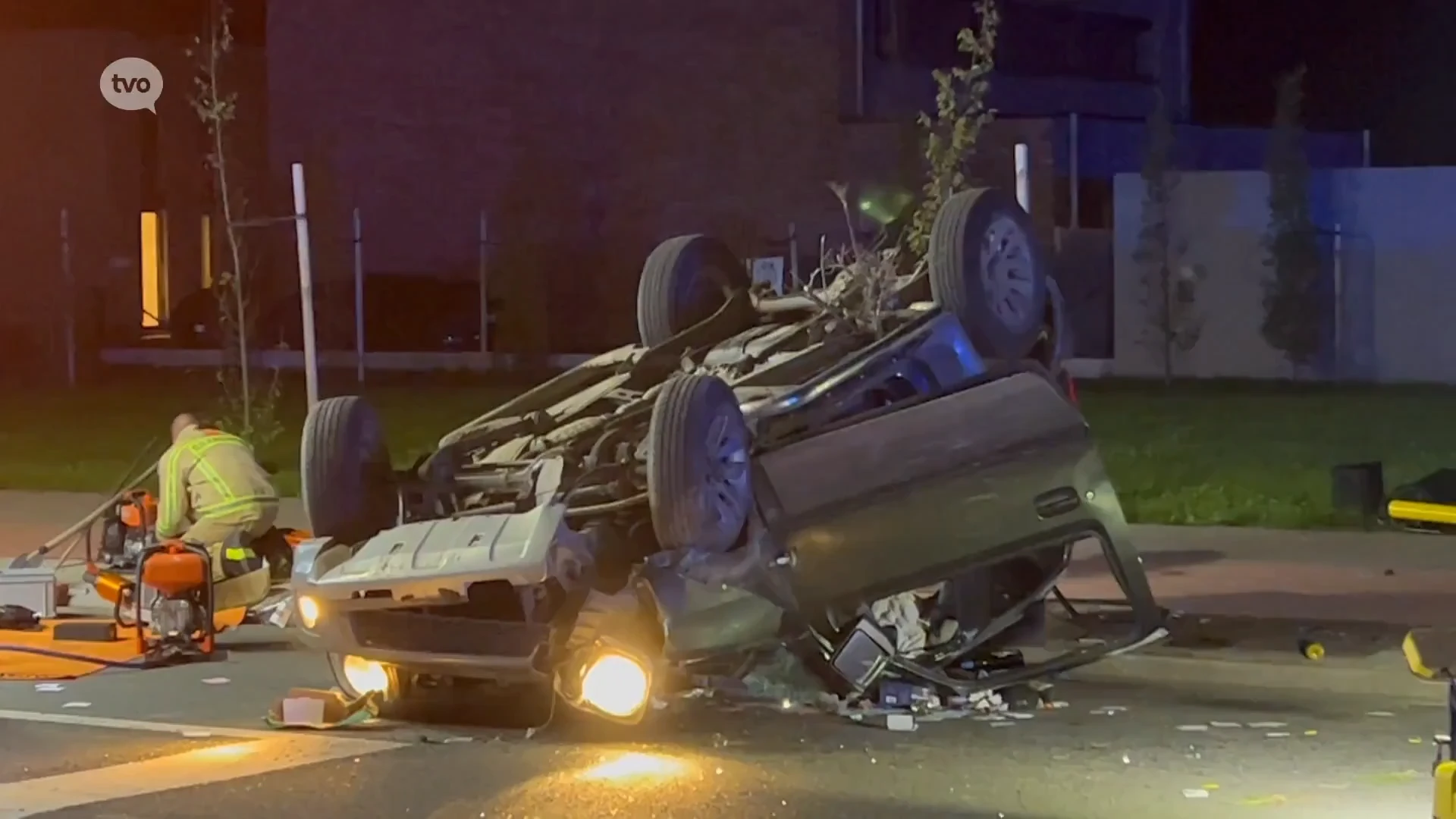 Propvolle wagen ramt verkeerslicht en gaat drie keer overkop in Borsbeke: bestuurder gewond