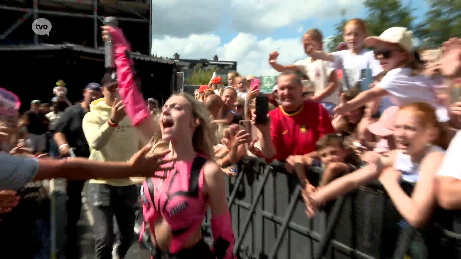 Camille maakt kinderen helemaal gek op Lokerse Feesten: "Ik heb gedanst met Camille en een hand gekregen"