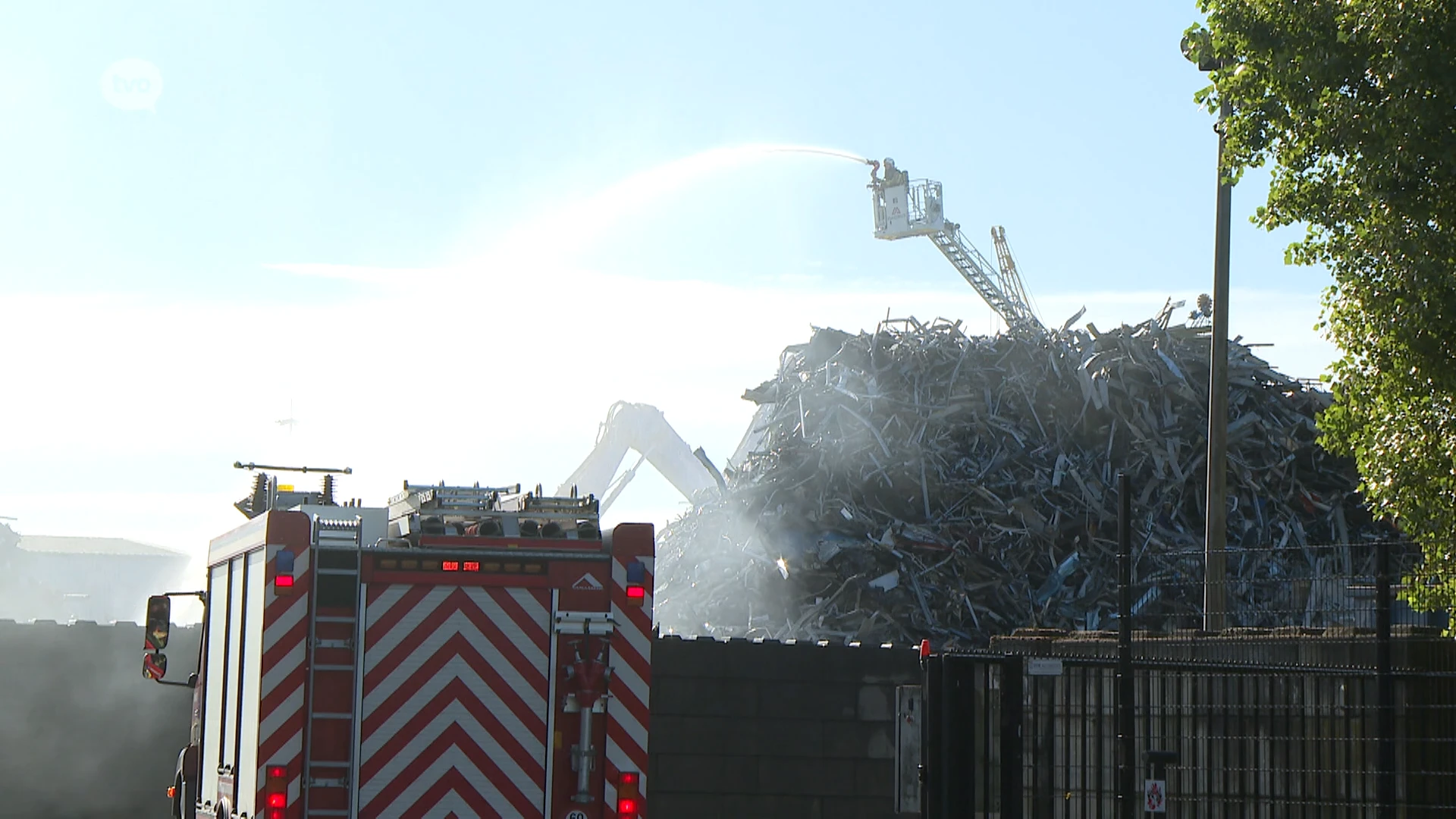 Inwoners Waasland moeten ramen en deuren gesloten houden door grote afvalbrand in Willebroek