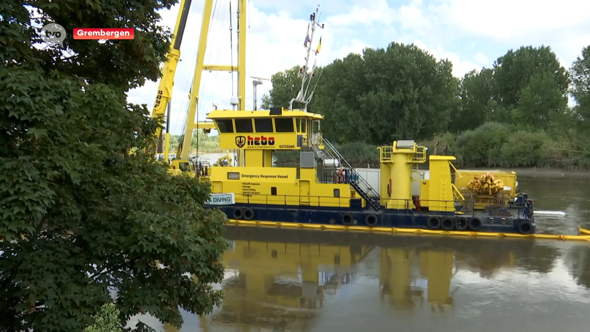 Laatste voorbereidingen om morgen het gezonken schip te bergen in Grembergen