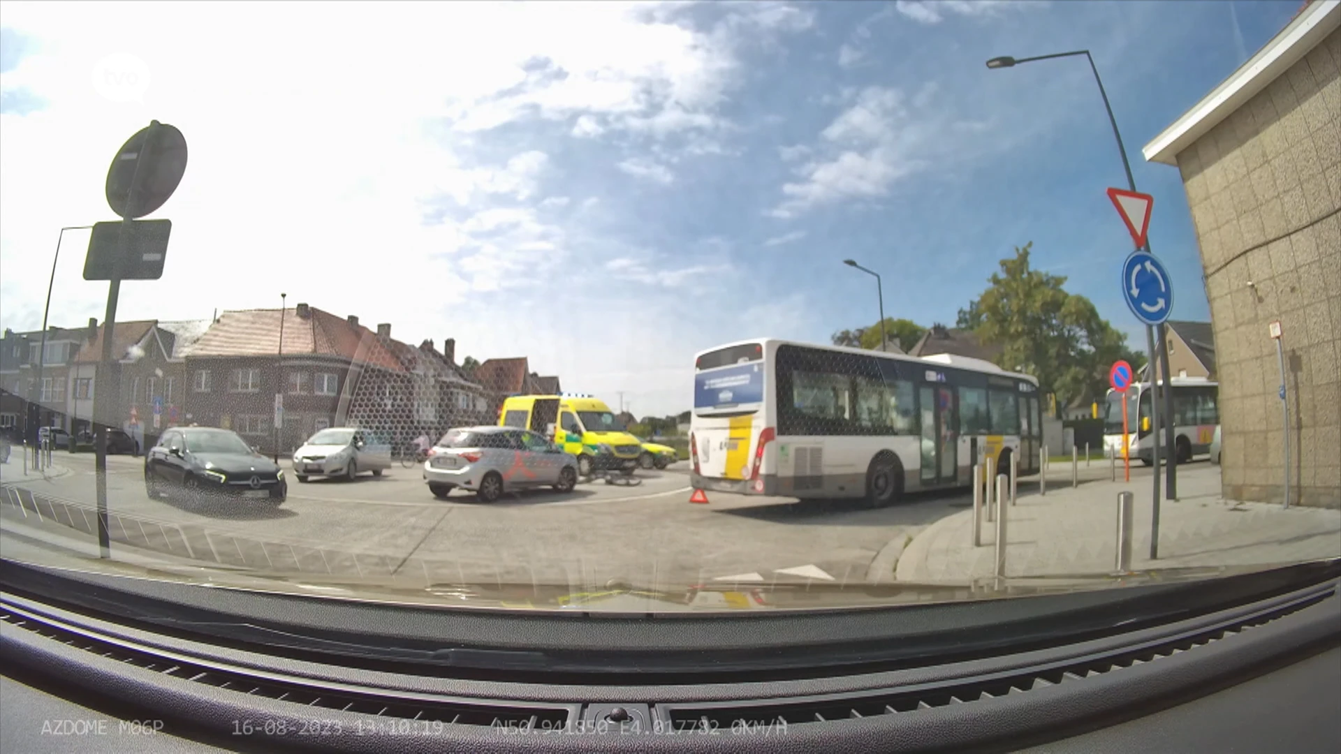 Fietser gewond na aanrijding met auto op rotonde in Aalst