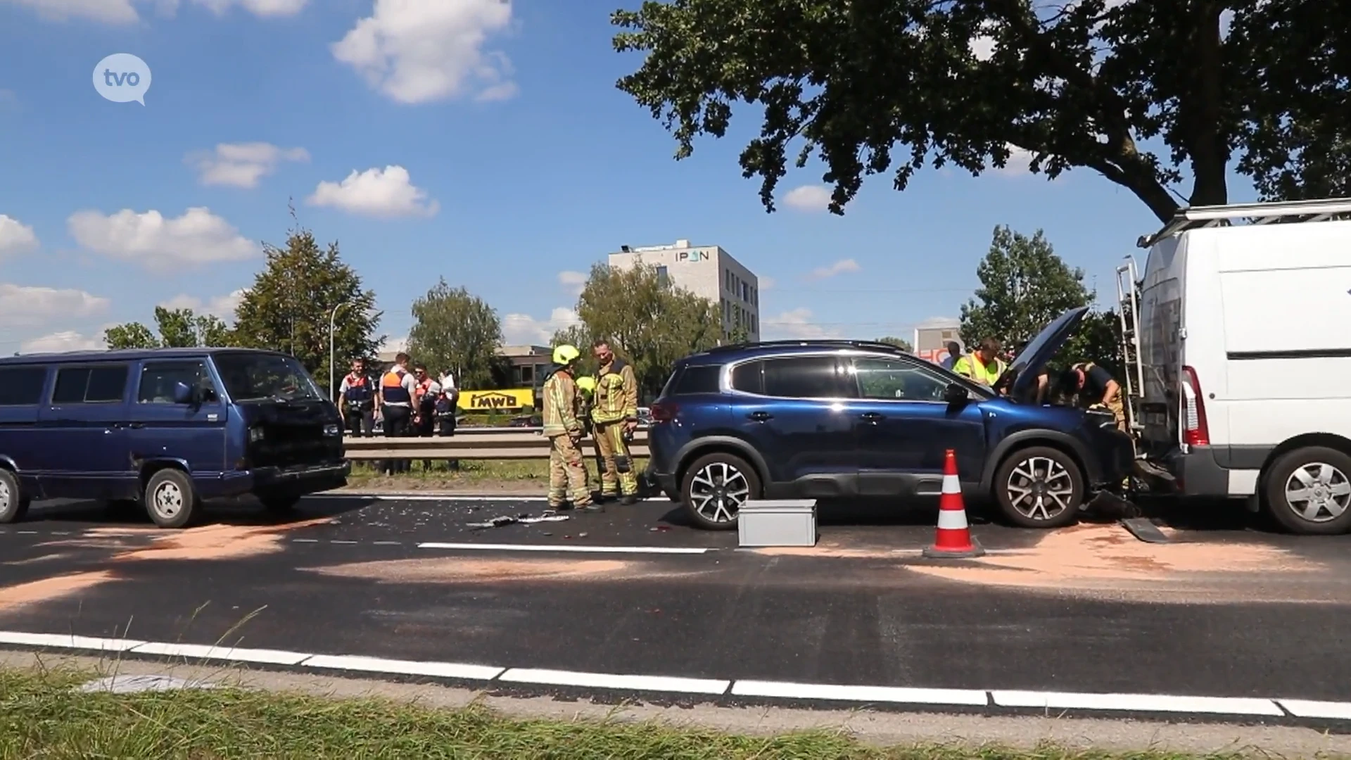 Eerste rit met oldtimer loopt slecht af: chauffeur botst op voorligger op N16