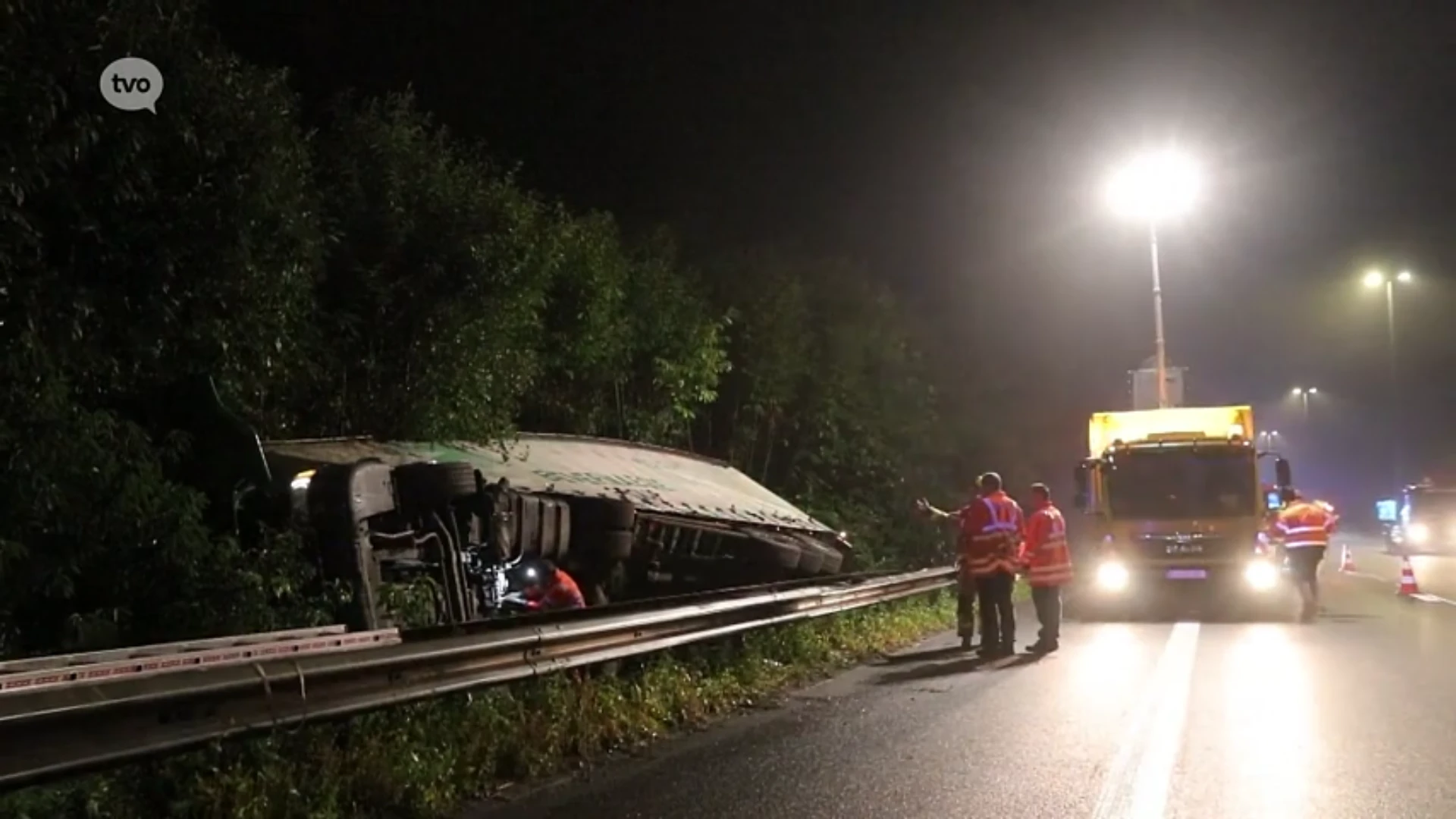 Waasmunster: vrachtwagen kantelt en belandt in de gracht naast de E17