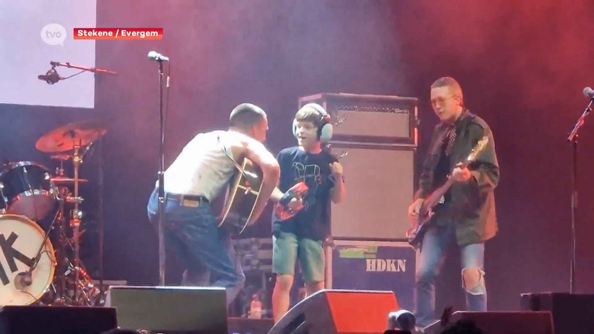 Kamiel (9) kruipt op podium tijdens Miles Kane: "Ik trilde helemaal!"