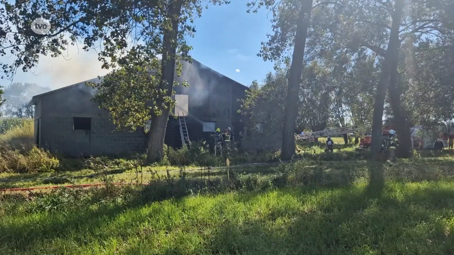 Schuur met stro vat vuur in Eksaarde