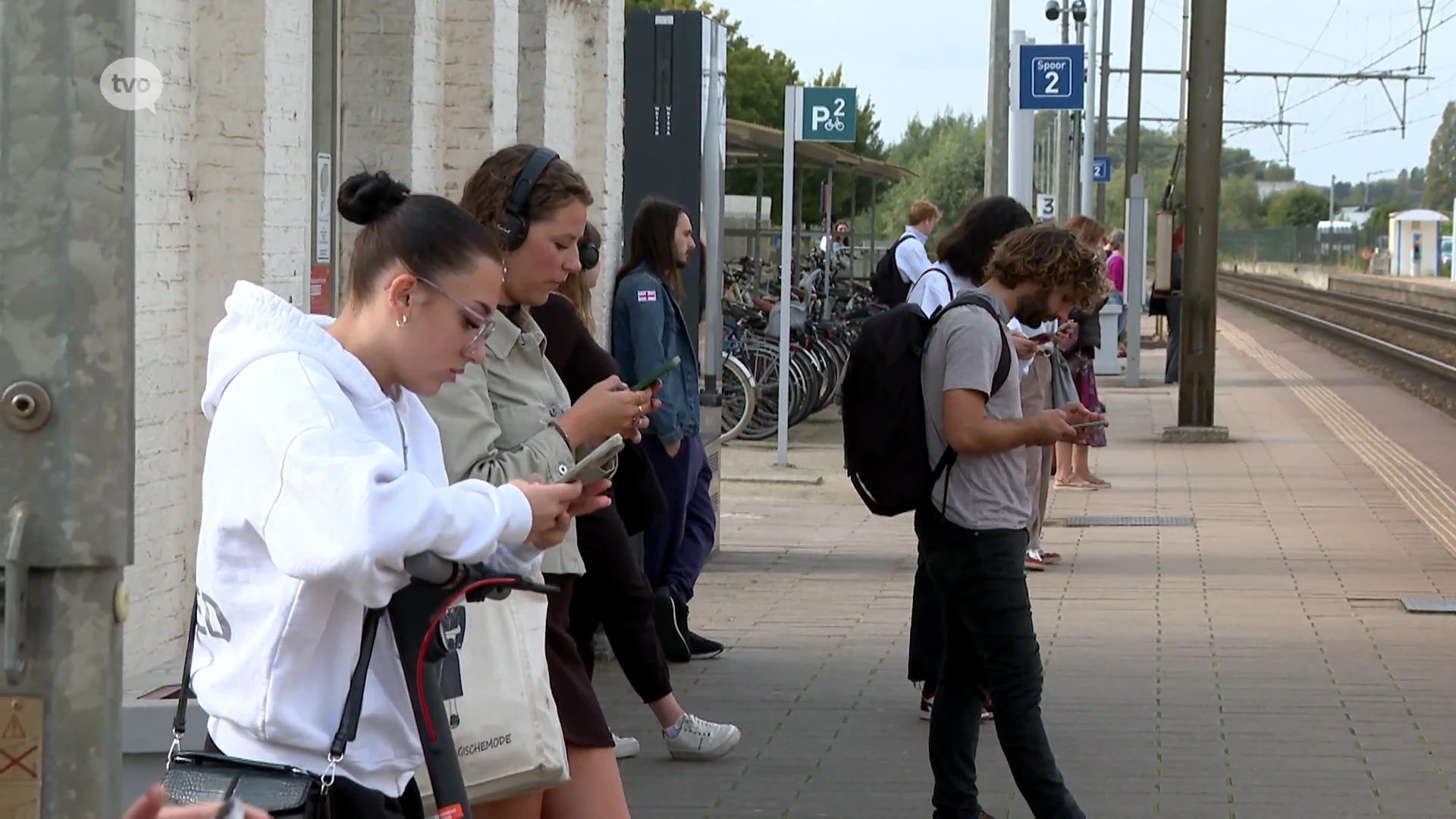 Wachtzaal van station Wetteren blijft gesloten na aanhoudend vandalisme: "Reizigers letterlijk in de kou gelaten"