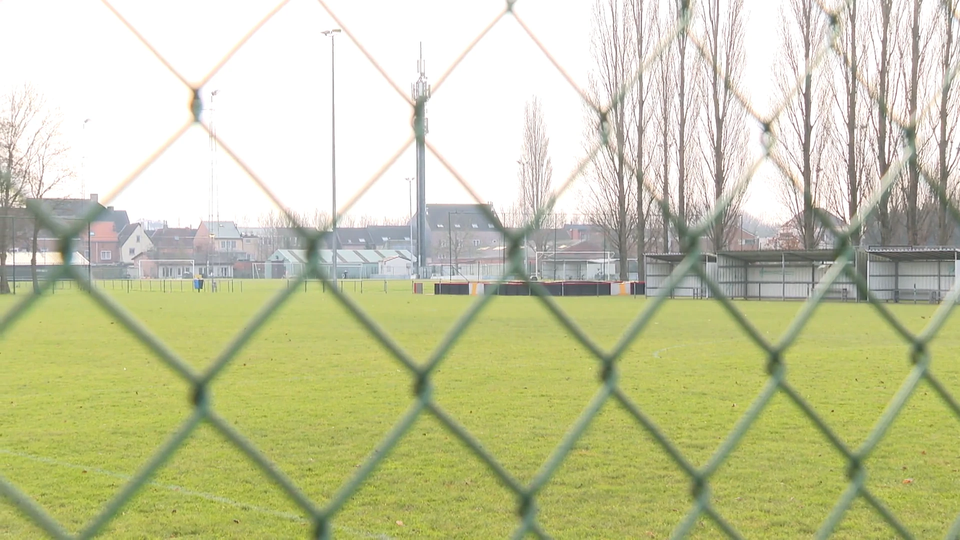 Huiszoekingen en arrestaties na overlastmeldingen aan sportterreinen in Temse