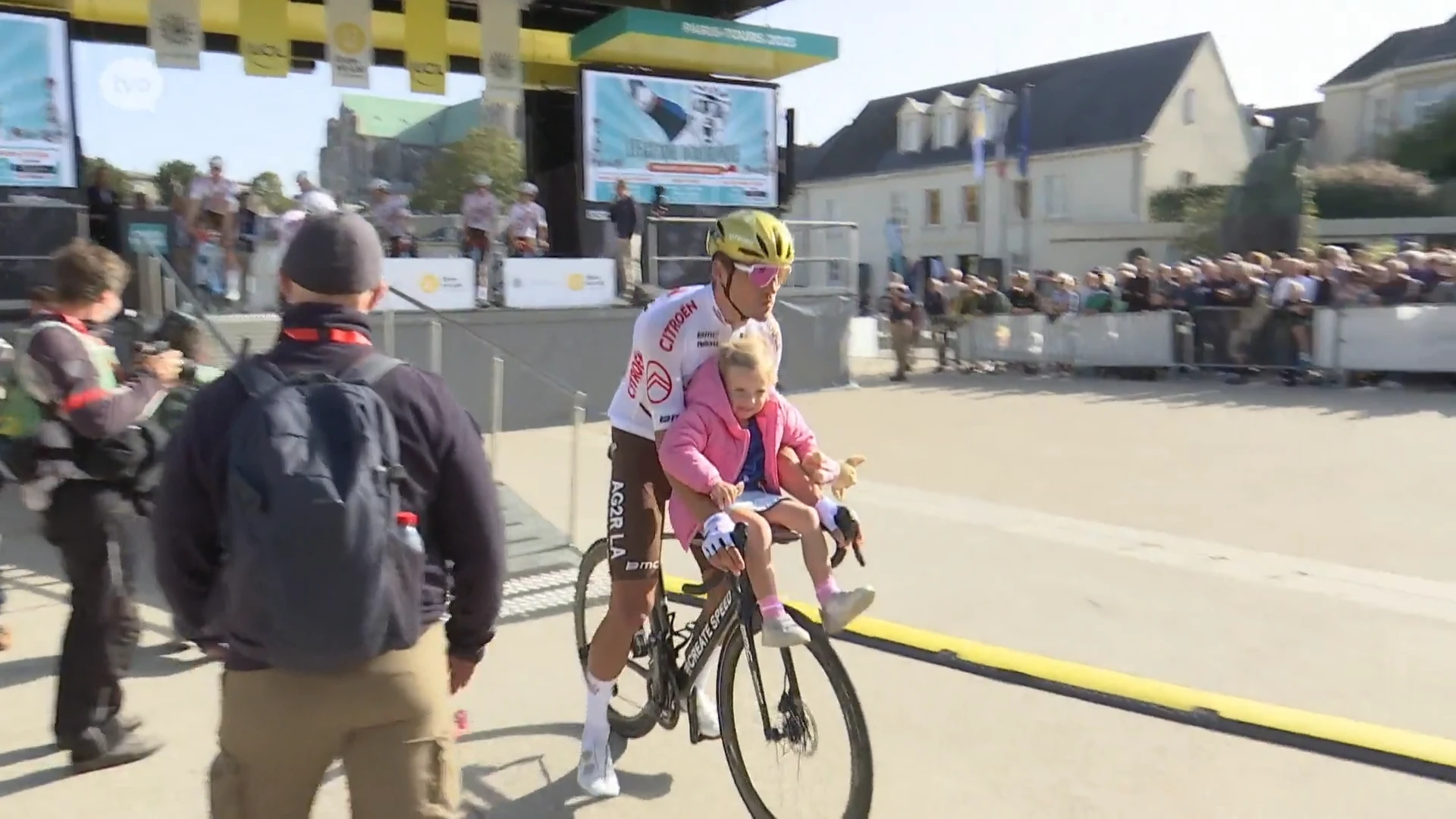 Vrouw Ellen en dochters Fleur en Roos zien Van Avermaet afscheid nemen van peloton: "Het is mooi geweest"