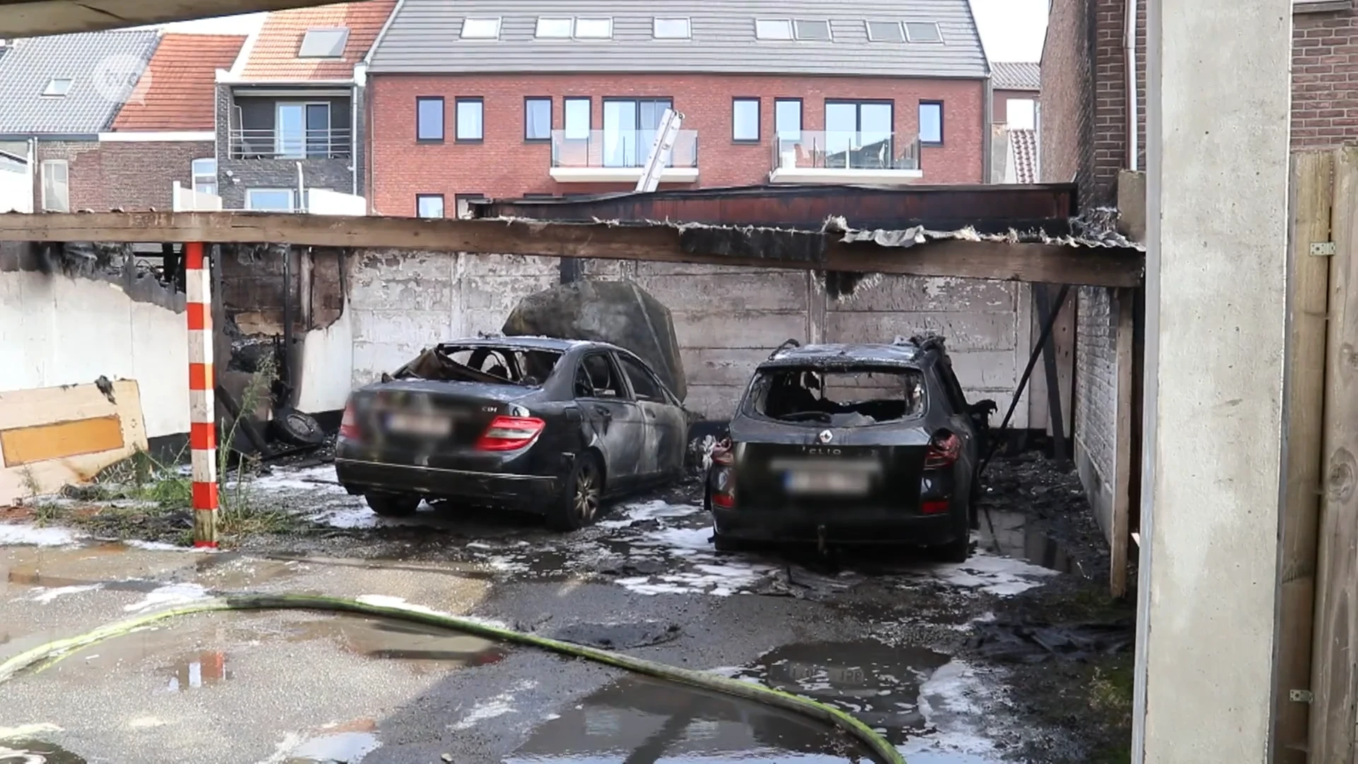 Aalst: twee voertuigen en opslagruimte gaan volledig in vlammen op