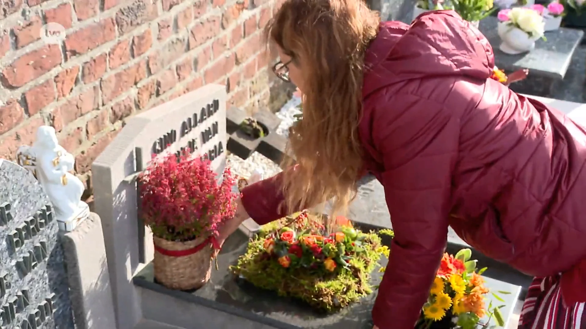 Bloemetje neerleggen op laatste rustplaatsen van familieleden: traditie rond Allerheiligen blijft overeind