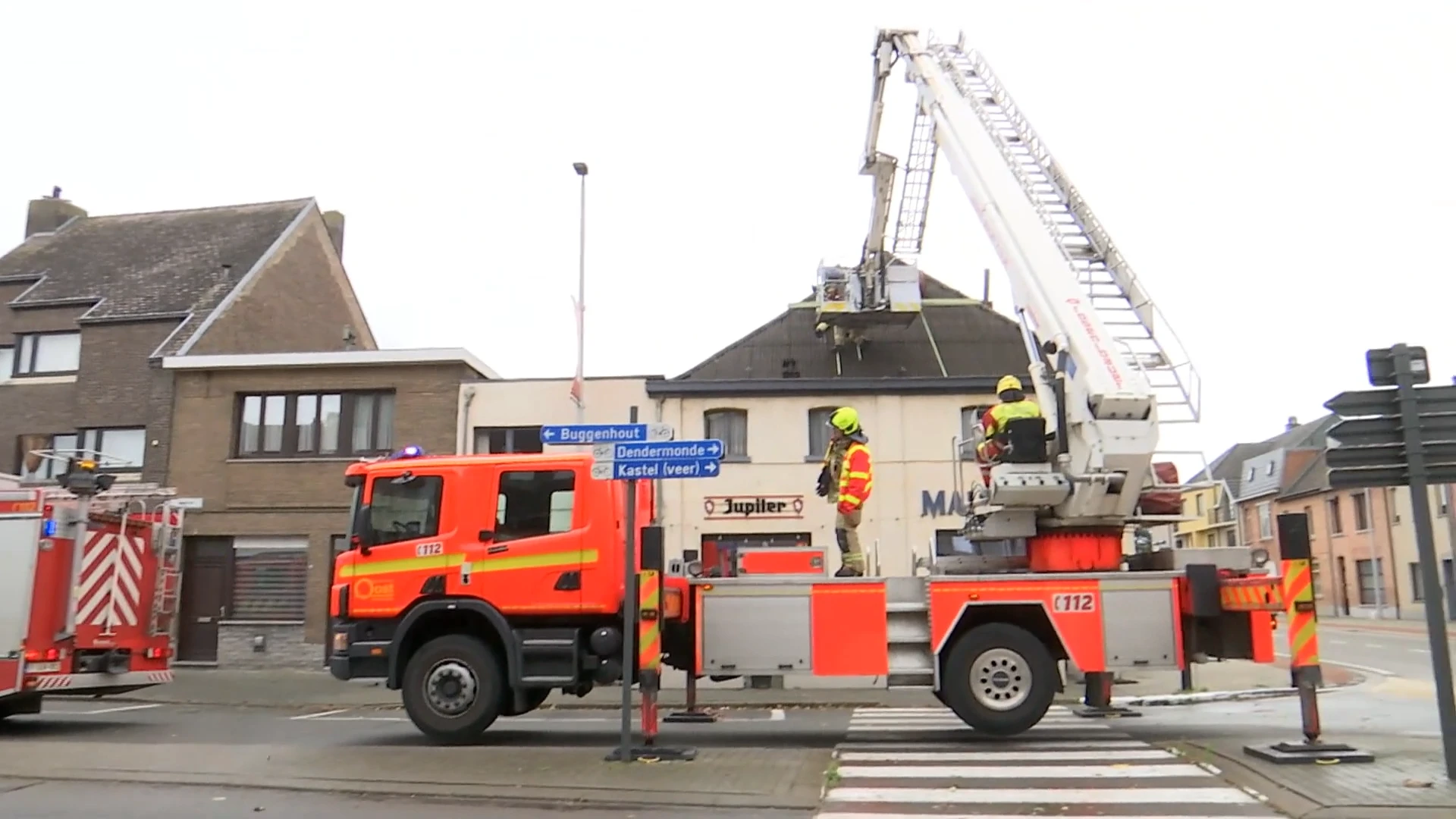 Brandweerploegen hebben de handen vol: "Vooral lichte stormschade"