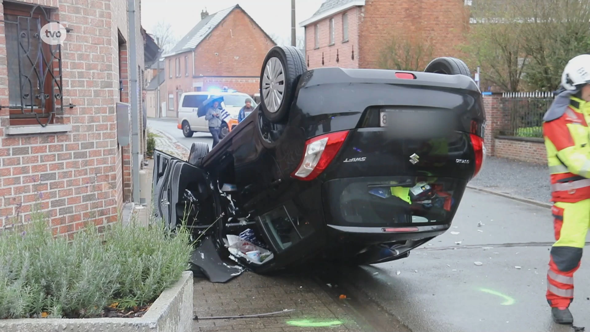 Wagen eindigt op zijn dak na aanrijding met ander voertuig in Berlare