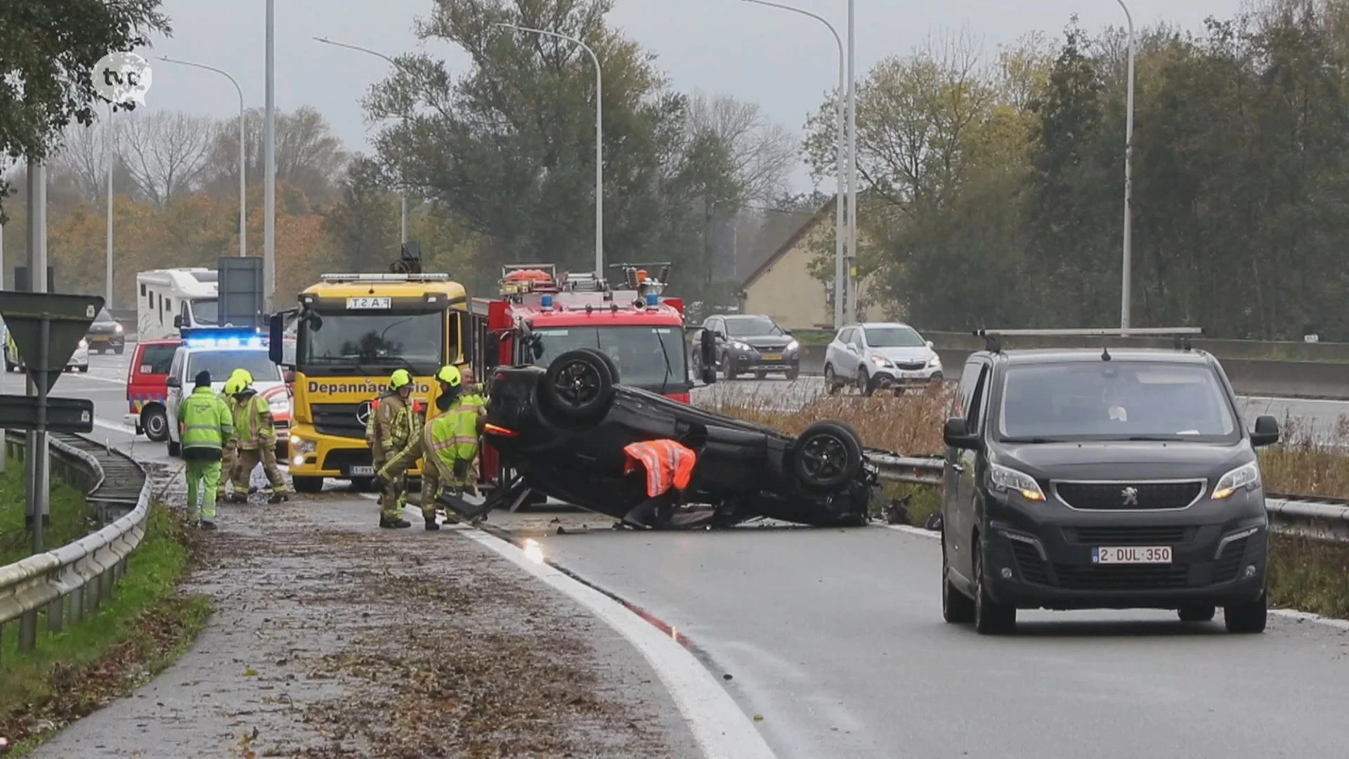 Auto over de kop op E17 in Haasdonk, vijf gewonden