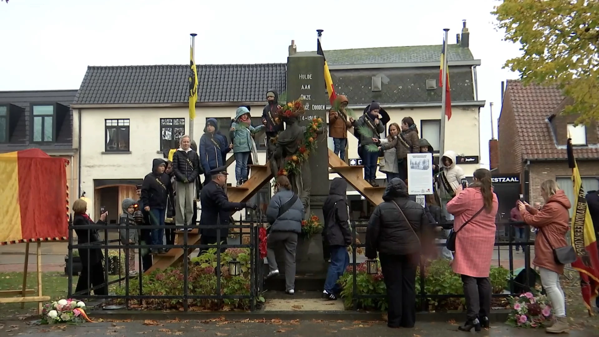 1923 versus 2023: jeugd neemt zelfde pose aan als voorouders bij honderdjarig oorlogsmonument van Schellebelle