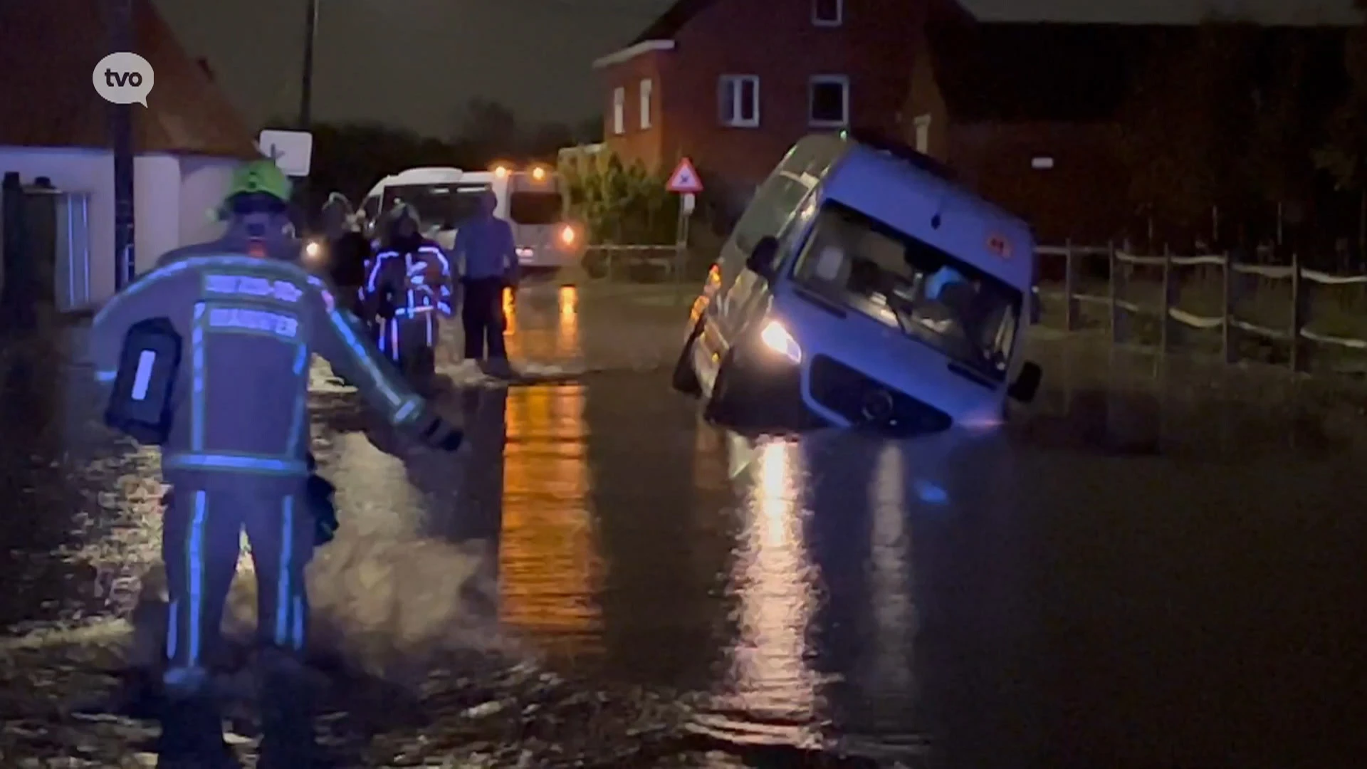 Wateroverlast: bus rijdt zich vast in beek in Oordegem, ook straten in Wieze staan blank