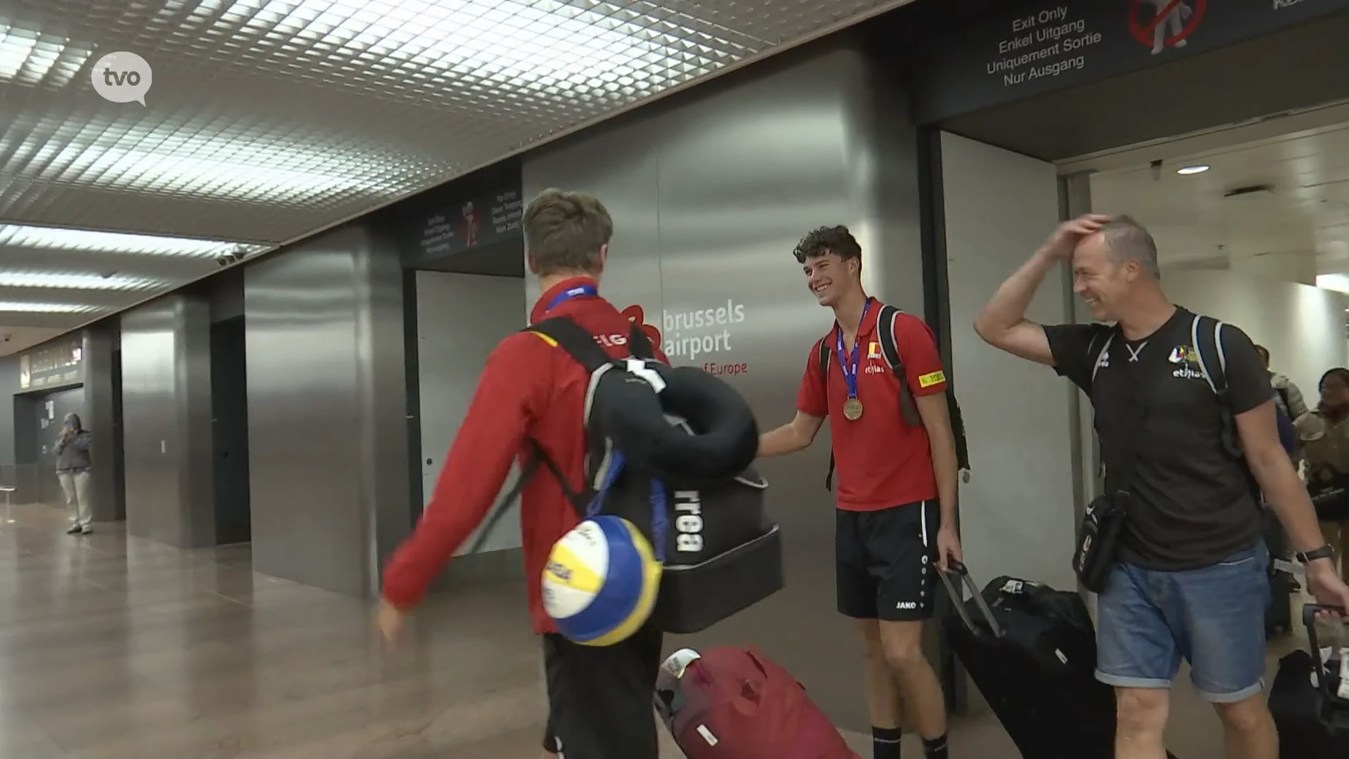 Kersverse wereldkampioenen beachvolleybal Kyan en Joppe worden warm onthaald in de luchthaven